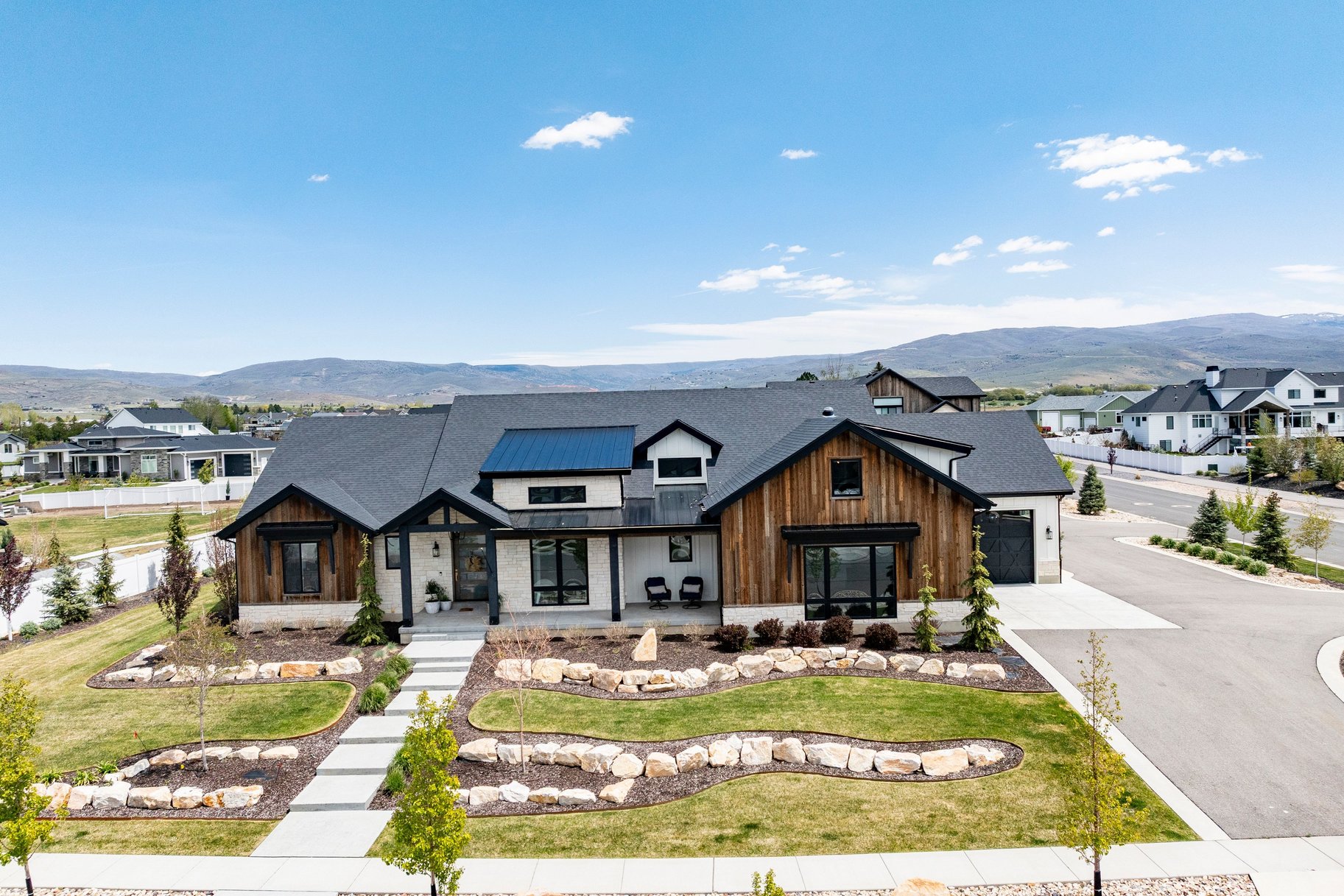  Custom Home with Detached Toy Barn - 物件實景