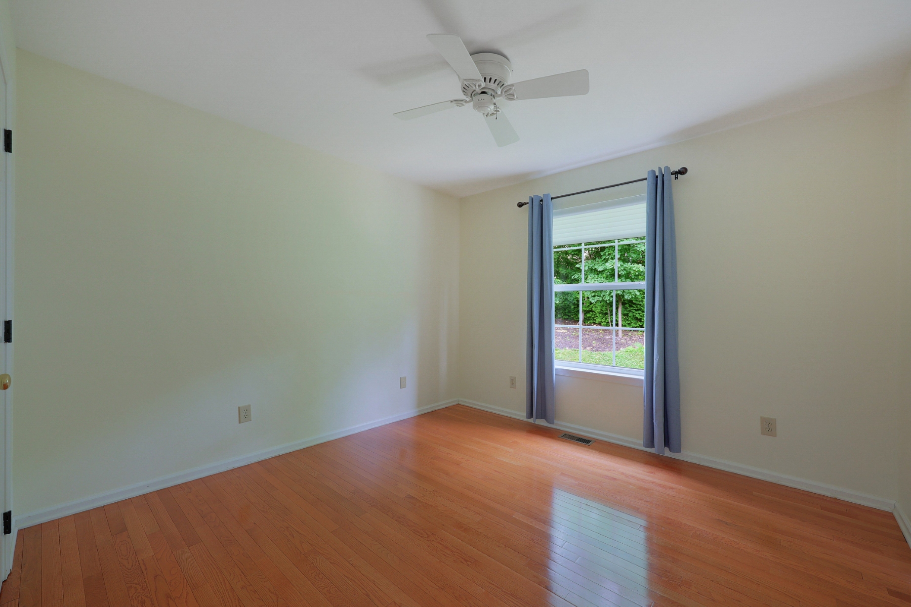  ?Carlisle? Classic Colonial Offers Timeless Charm with Modern Updates - 物件實景