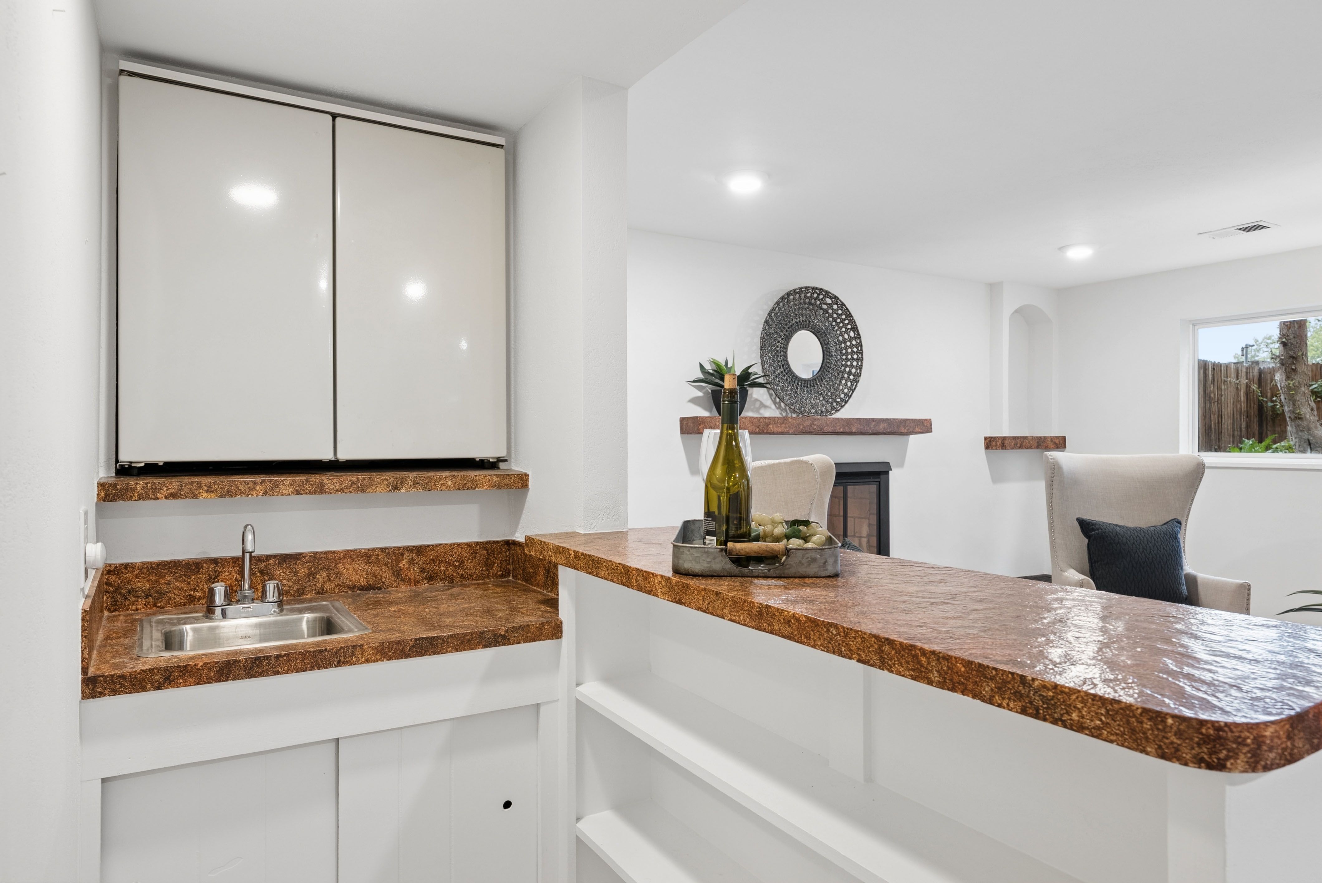  Beautifully refreshed home, tucked away on a quiet street & surrounded by trees - 物件實景