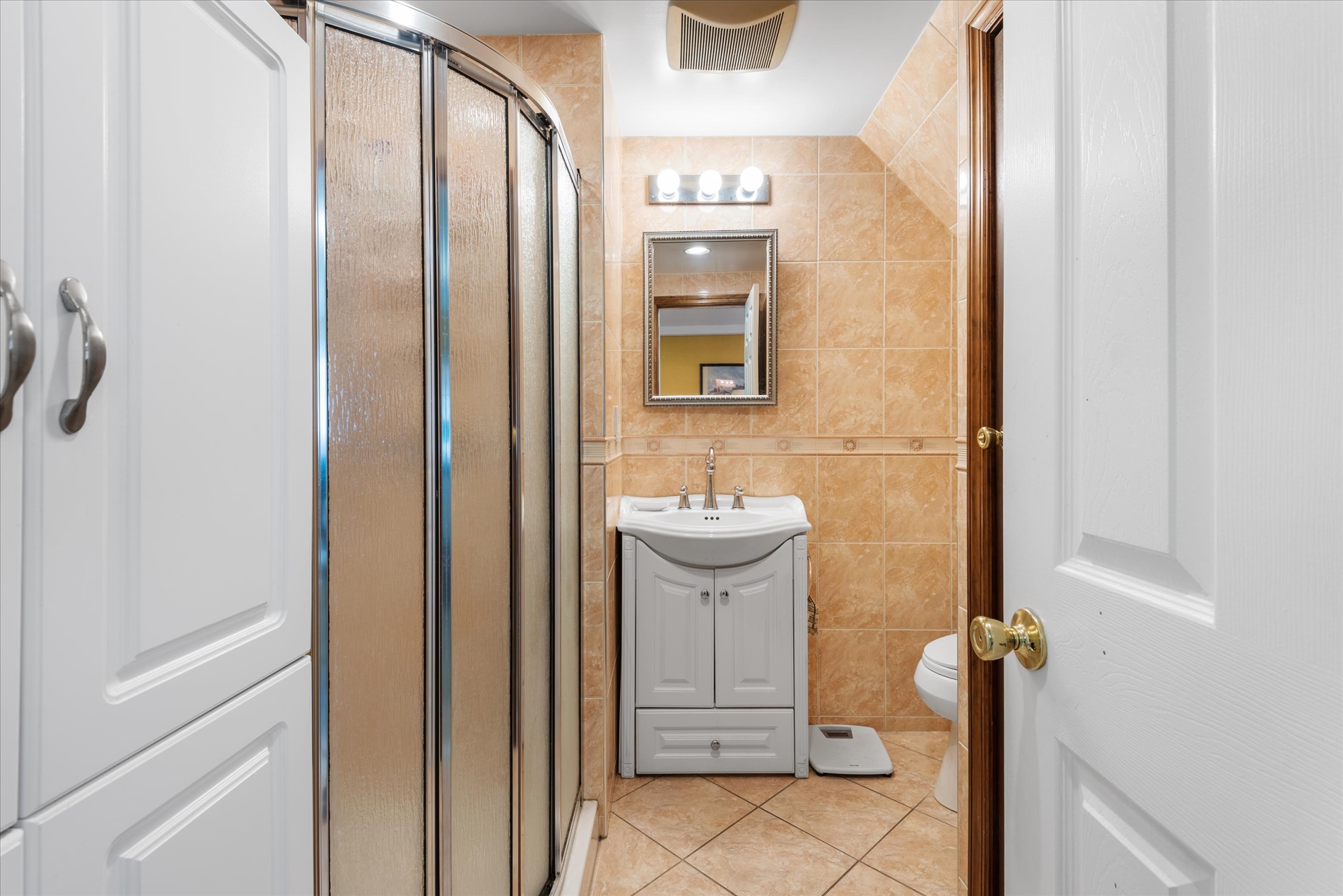 Howard Beach, New York, 11414, United States, 4 Bedrooms Bedrooms, ,3 BathroomsBathrooms,Residential,For Sale,1835164