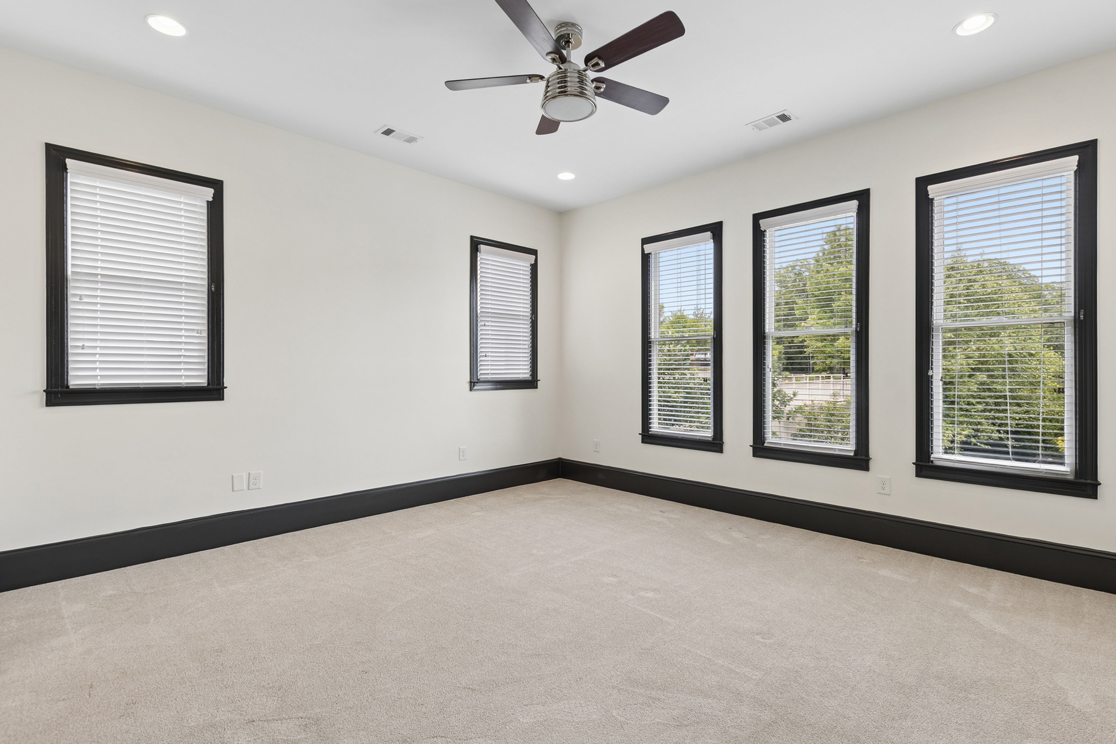  End-Unit Townhome with Fenced Backyard in Prime Location - 物件實景