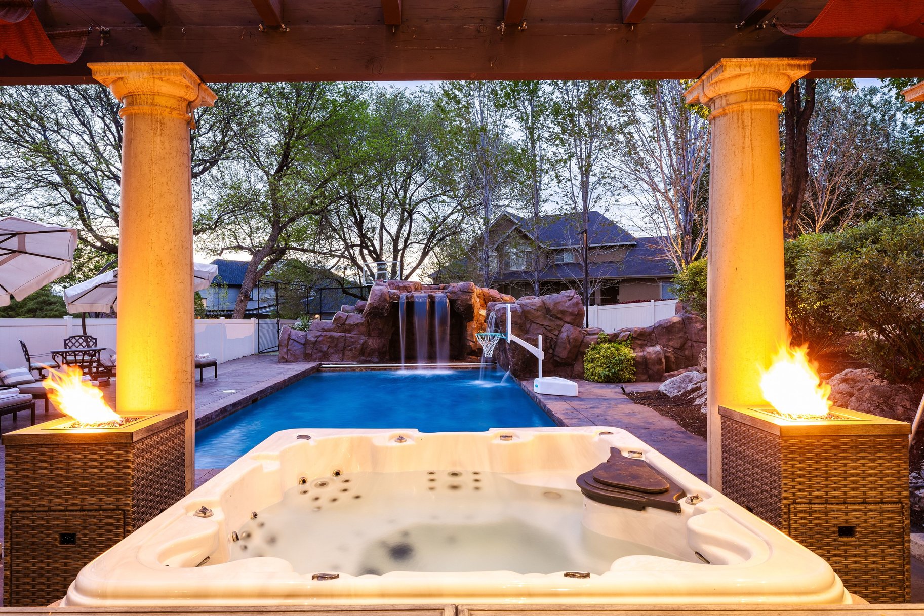  Custom 2-Story Parade Home with Dolphin Bolderscape Grotto Pool & 6 Car Garage - 物件實景