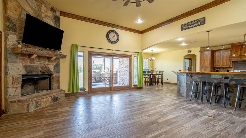 Azle, Texas, 76020, United States, 5 Bedrooms Bedrooms, ,4 BathroomsBathrooms,Residential,For Sale,1978324