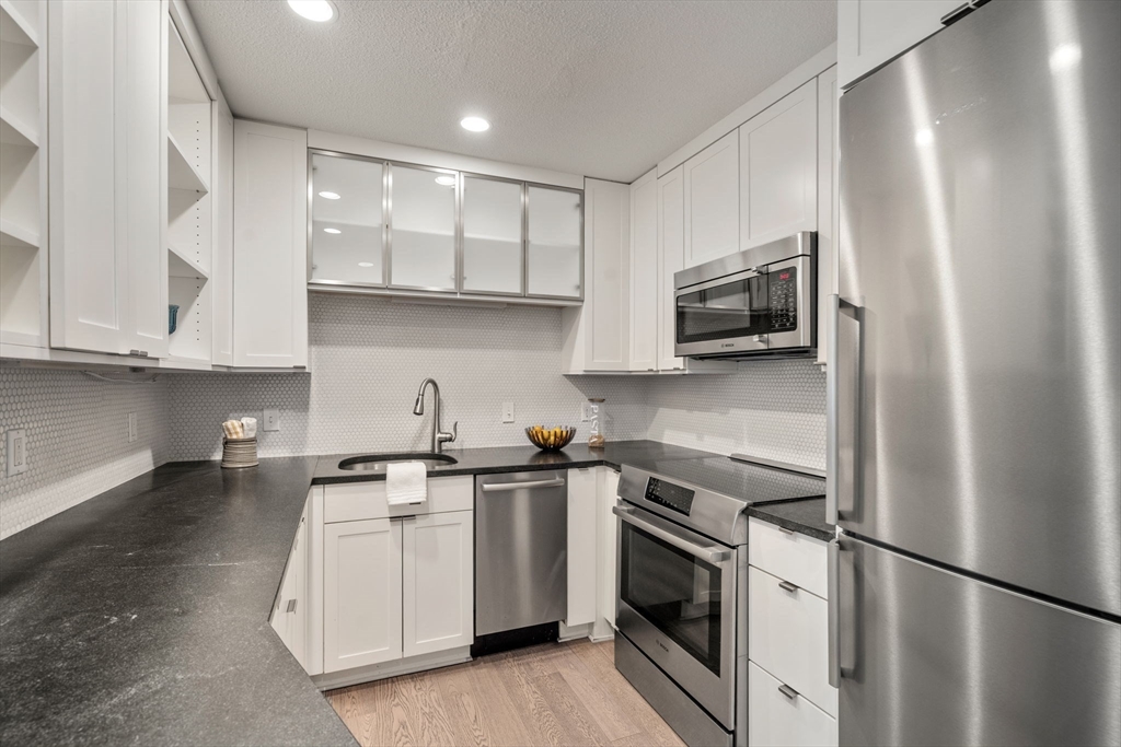 Newton, Massachusetts, 02464, United States, 2 Bedrooms Bedrooms, ,1 BathroomBathrooms,Residential,For Sale,1956329