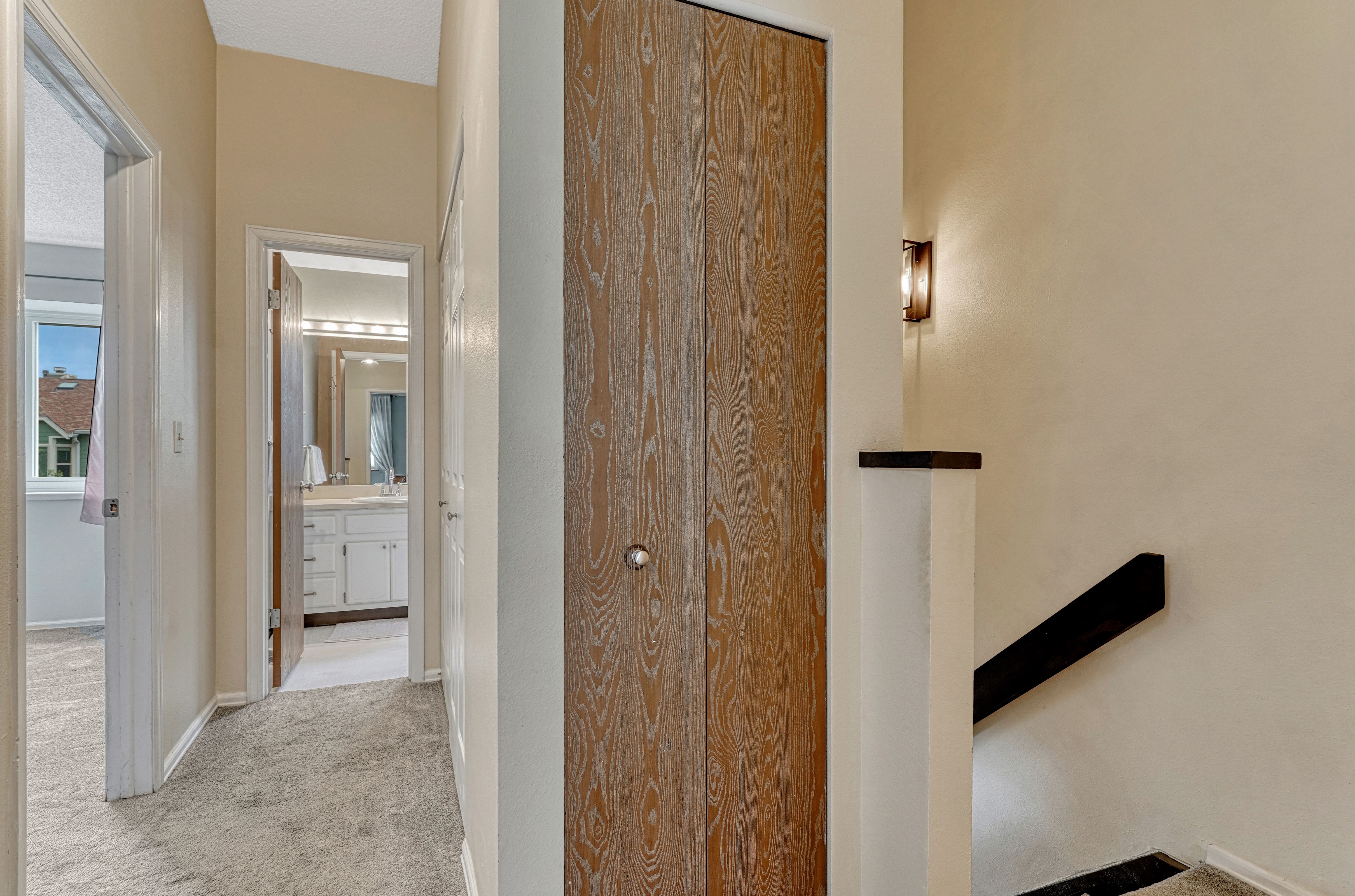  Sunlit Townhouse with Mountain Views & Private Patio - 物件實景