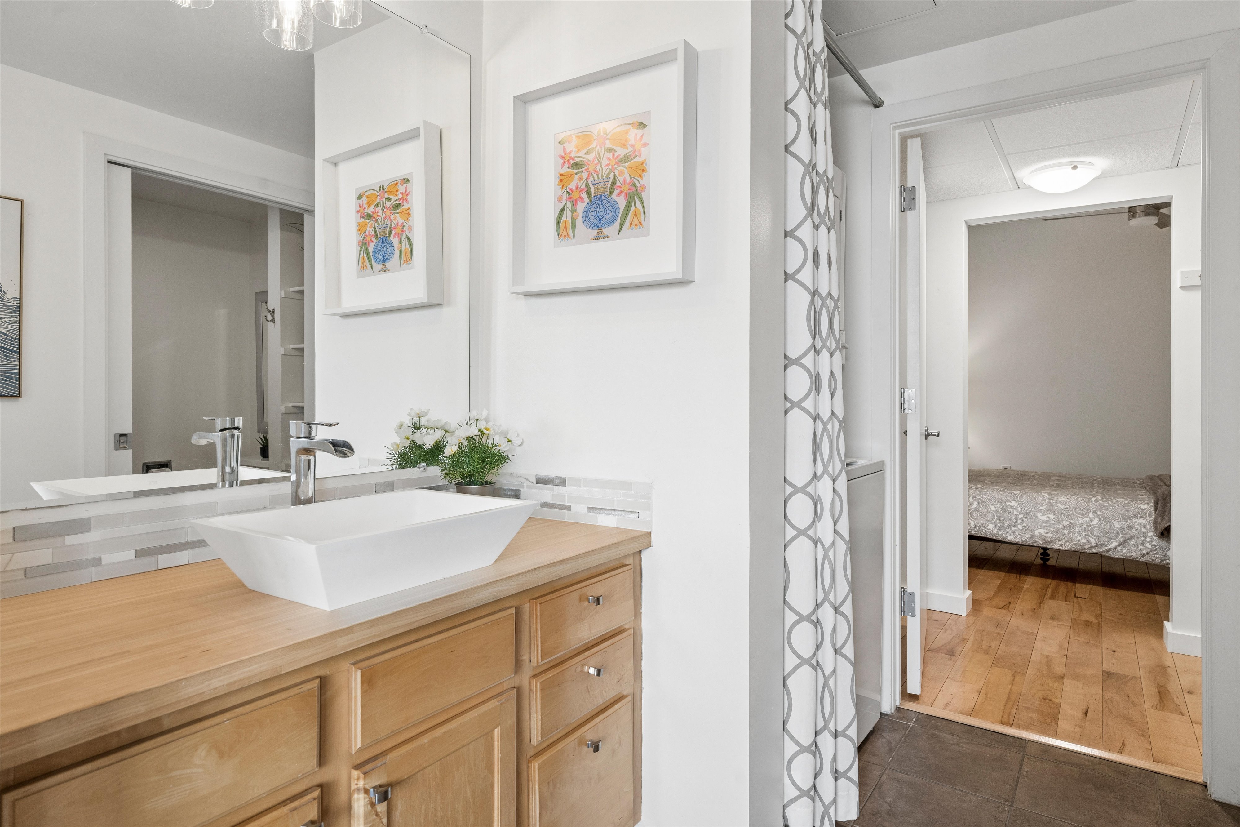  This beautifully updated residence welcomes you with stunning natural light - 物件實景