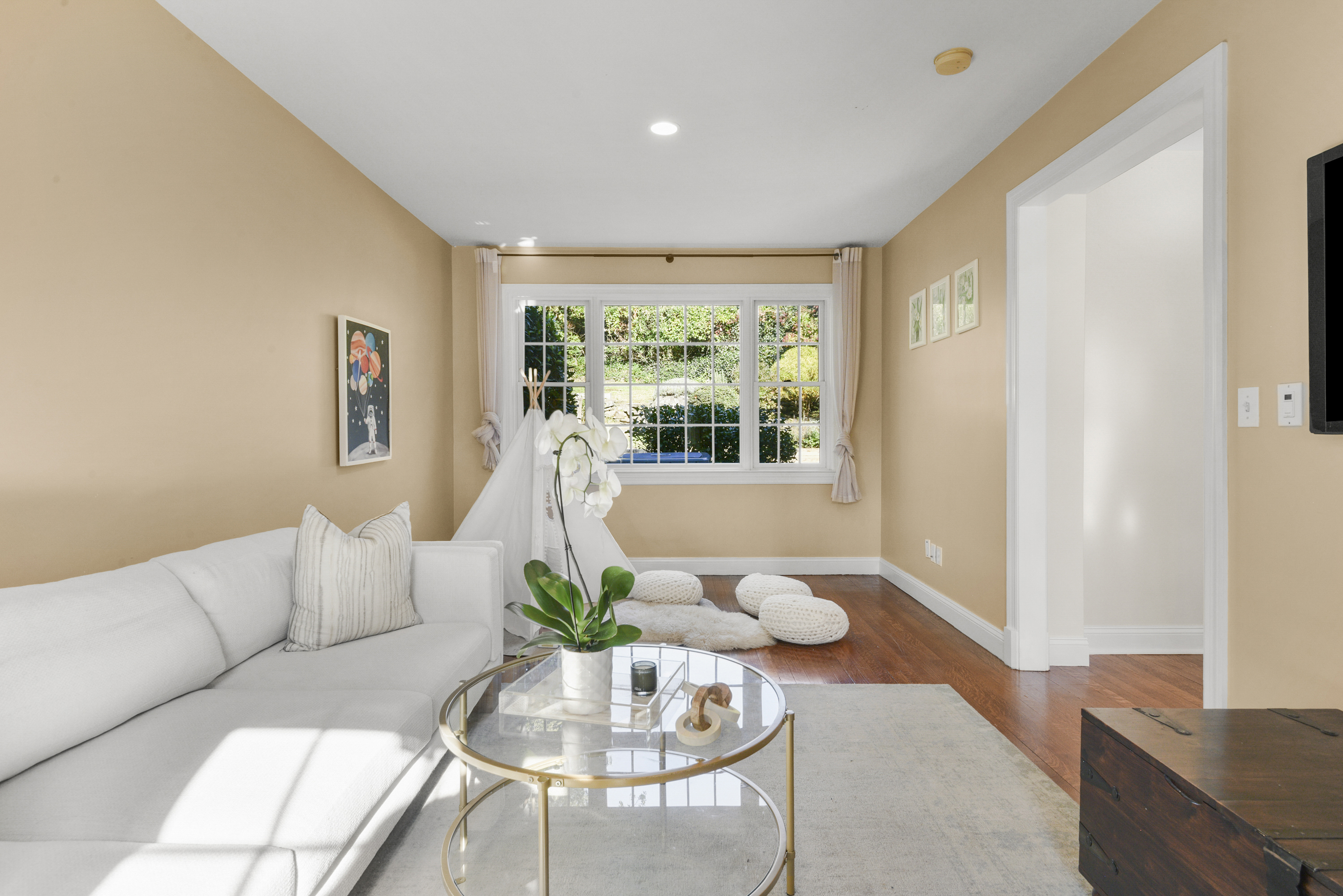  Sun-Filled Larchmont Woods Colonial - 物件實景