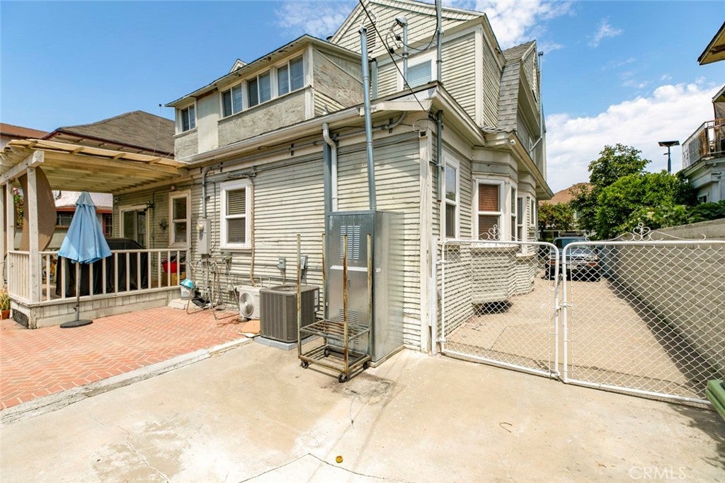 Los Angeles, California, 90006, United States, 5 Bedrooms Bedrooms, ,2 BathroomsBathrooms,Residential,For Sale,1940341
