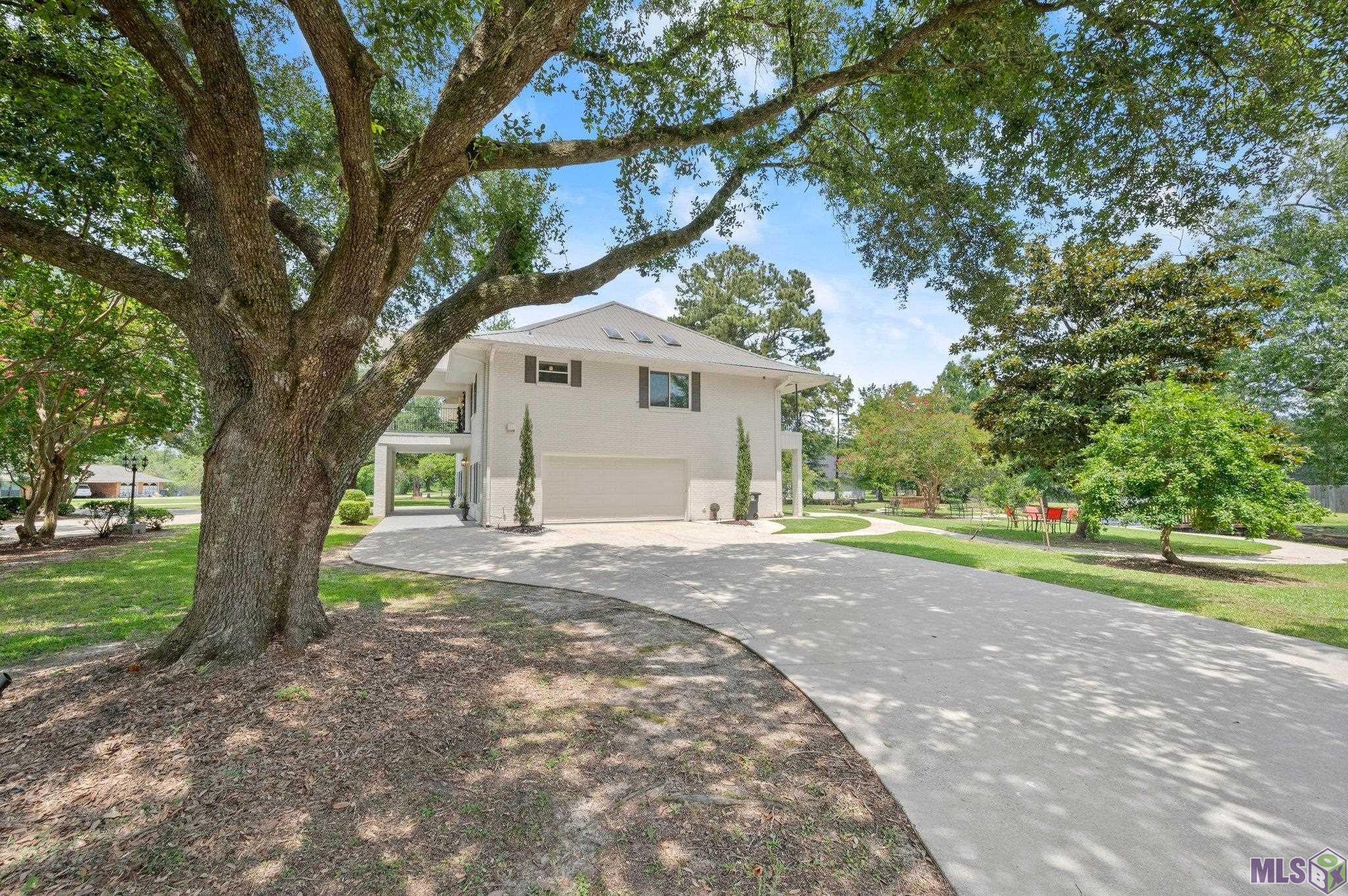 Baton Rouge, Louisiana, 70818, United States, 5 Bedrooms Bedrooms, ,4 BathroomsBathrooms,Residential,For Sale,1899347