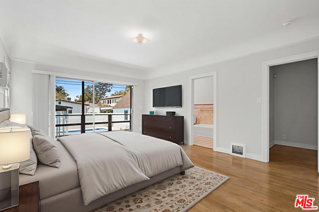 Los Angeles, California, 90036, United States, 3 Bedrooms Bedrooms, ,3 BathroomsBathrooms,Residential,For Sale,1896825