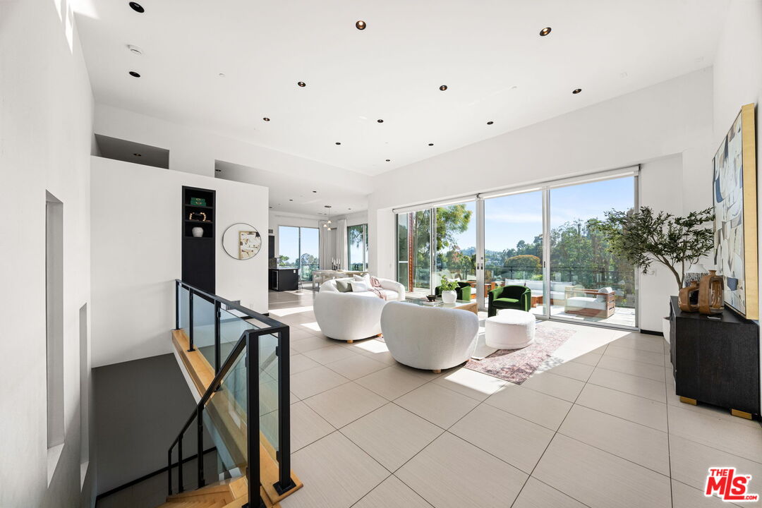 Los Angeles, California, 90049, United States, 4 Bedrooms Bedrooms, ,5 BathroomsBathrooms,Residential,For Sale,1901289