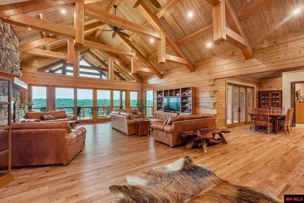 Cotter, Arkansas, 72626, United States, 4 Bedrooms Bedrooms, ,5 BathroomsBathrooms,Residential,For Sale,1976163