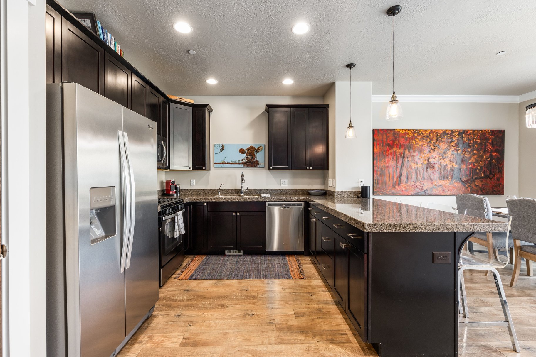  Three Bedroom Townhome with 2-Car Garage Near Trails, Creek, Retail & Golf Club - 物件實景