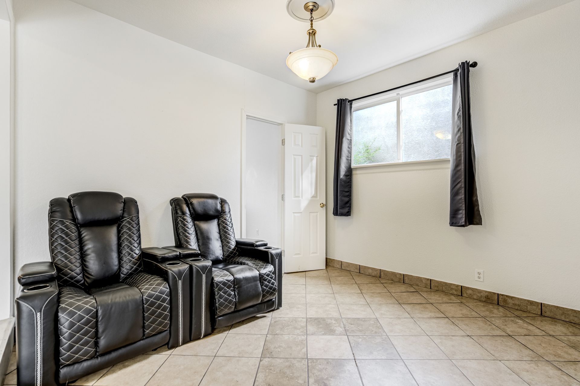  Updated Four Bedroom Home with Assumable Loan - 物件實景
