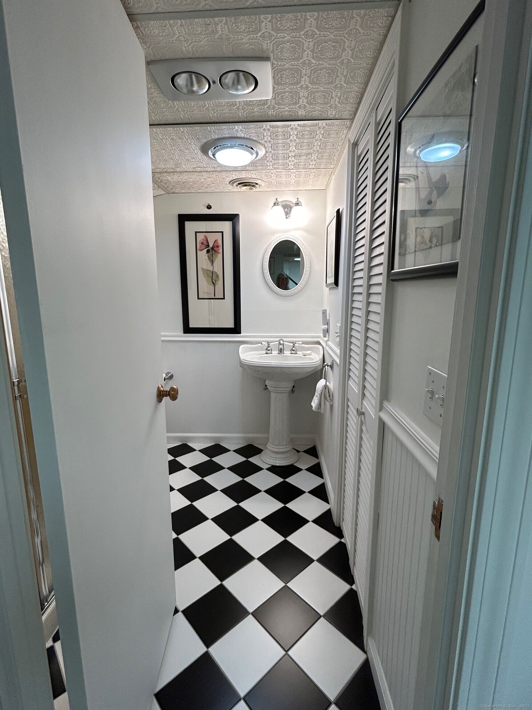 Stratford, Connecticut, 06614, United States, 2 Bedrooms Bedrooms, ,3 BathroomsBathrooms,Residential,For Sale,1885331