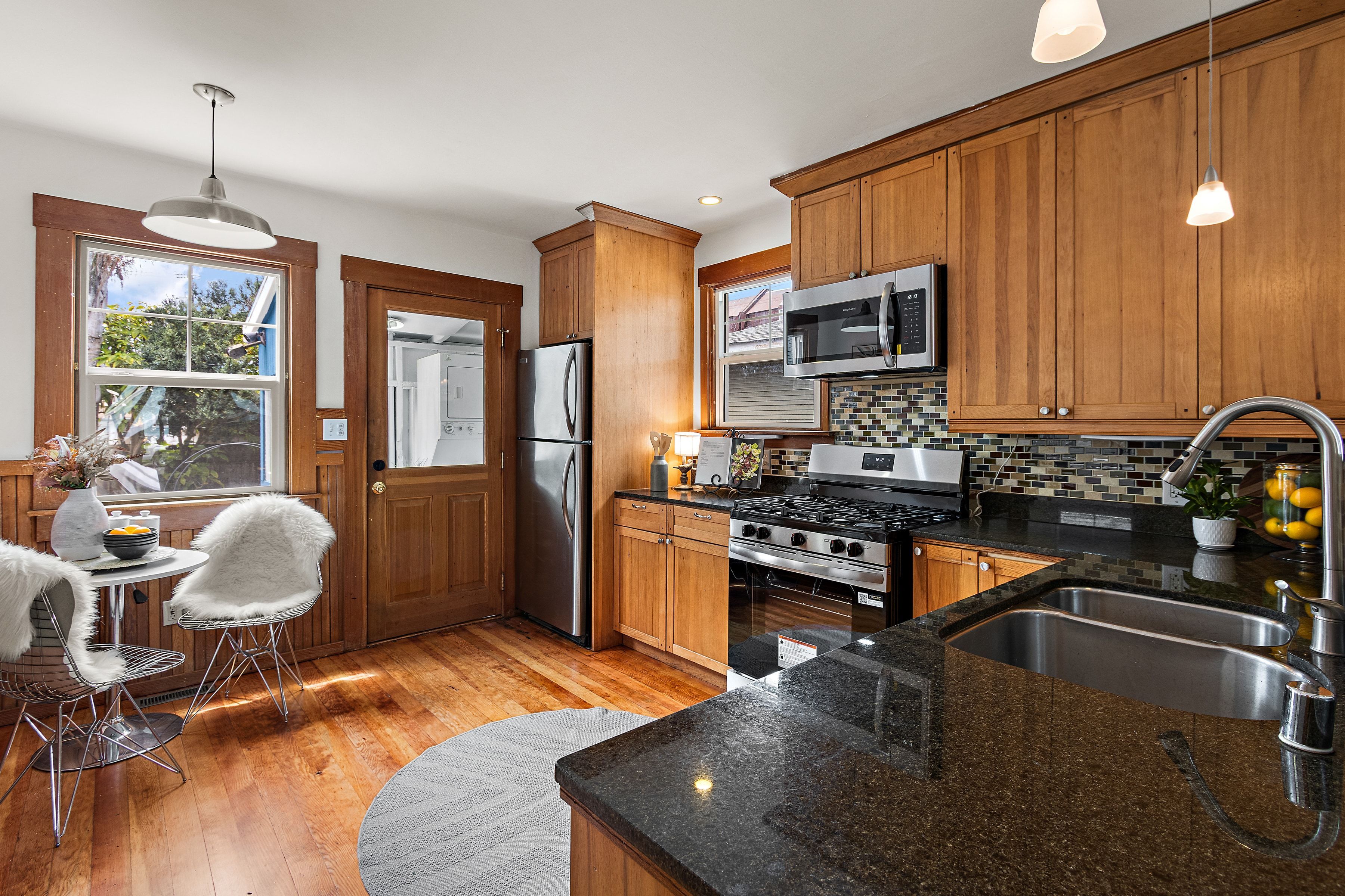  A Storybook North Oakland Cottage Offering Charm, Character, and Potential - 物件實景