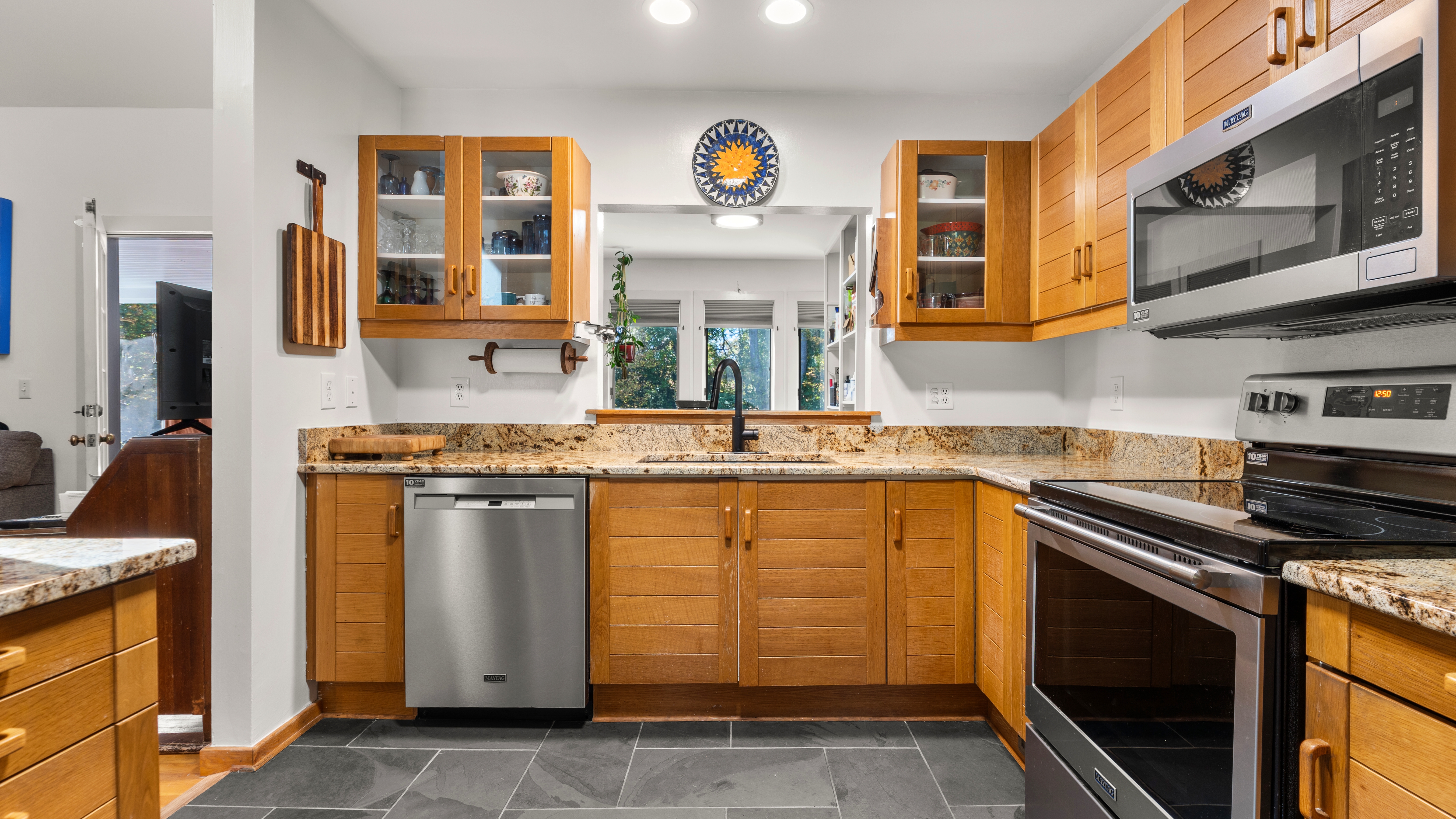  Stunning 2.4-Acre Retreat in Cornwall Estates: Updated & Move-In Ready - 物件實景