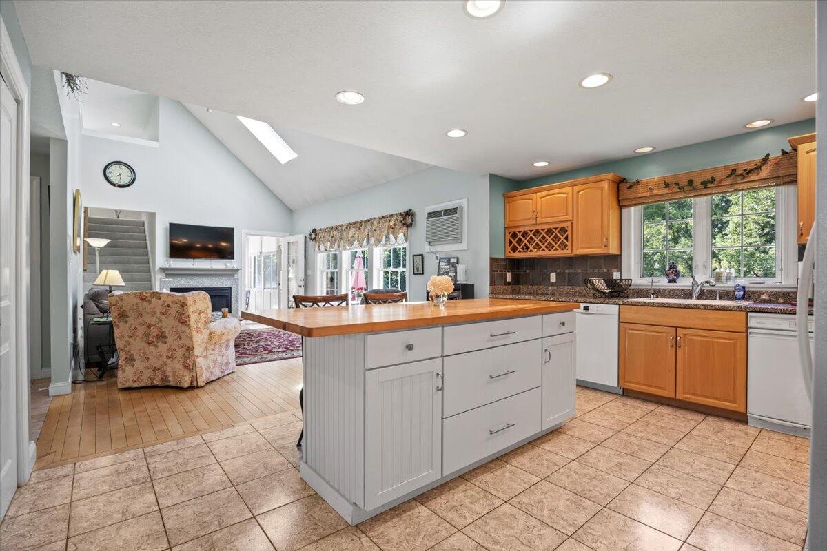 Biddeford, Maine, 04005, United States, 4 Bedrooms Bedrooms, ,3 BathroomsBathrooms,Residential,For Sale,1924897
