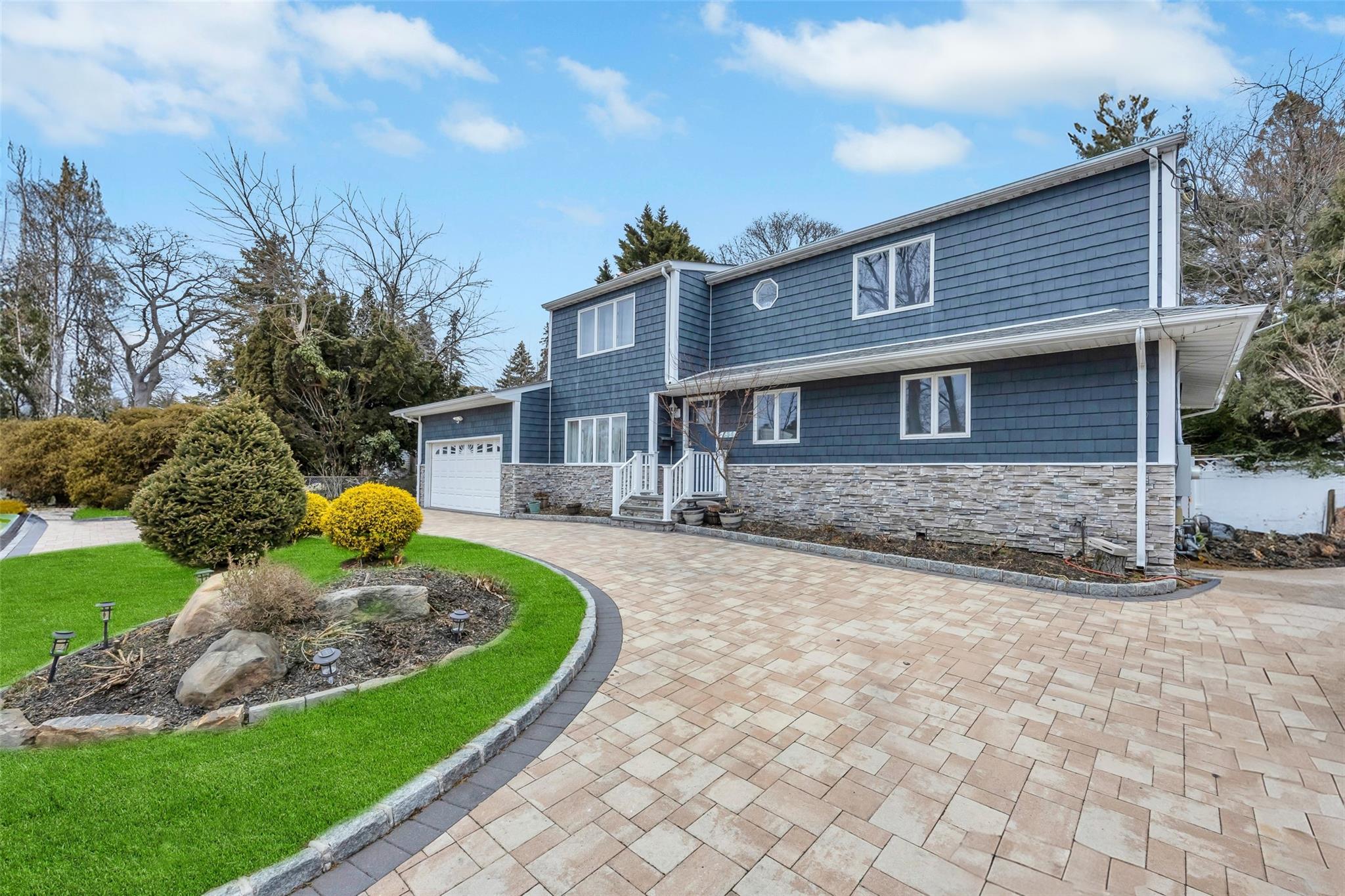 Lindenhurst, New York, 11757, United States, 5 Bedrooms Bedrooms, ,3 BathroomsBathrooms,Residential,For Sale,1707777