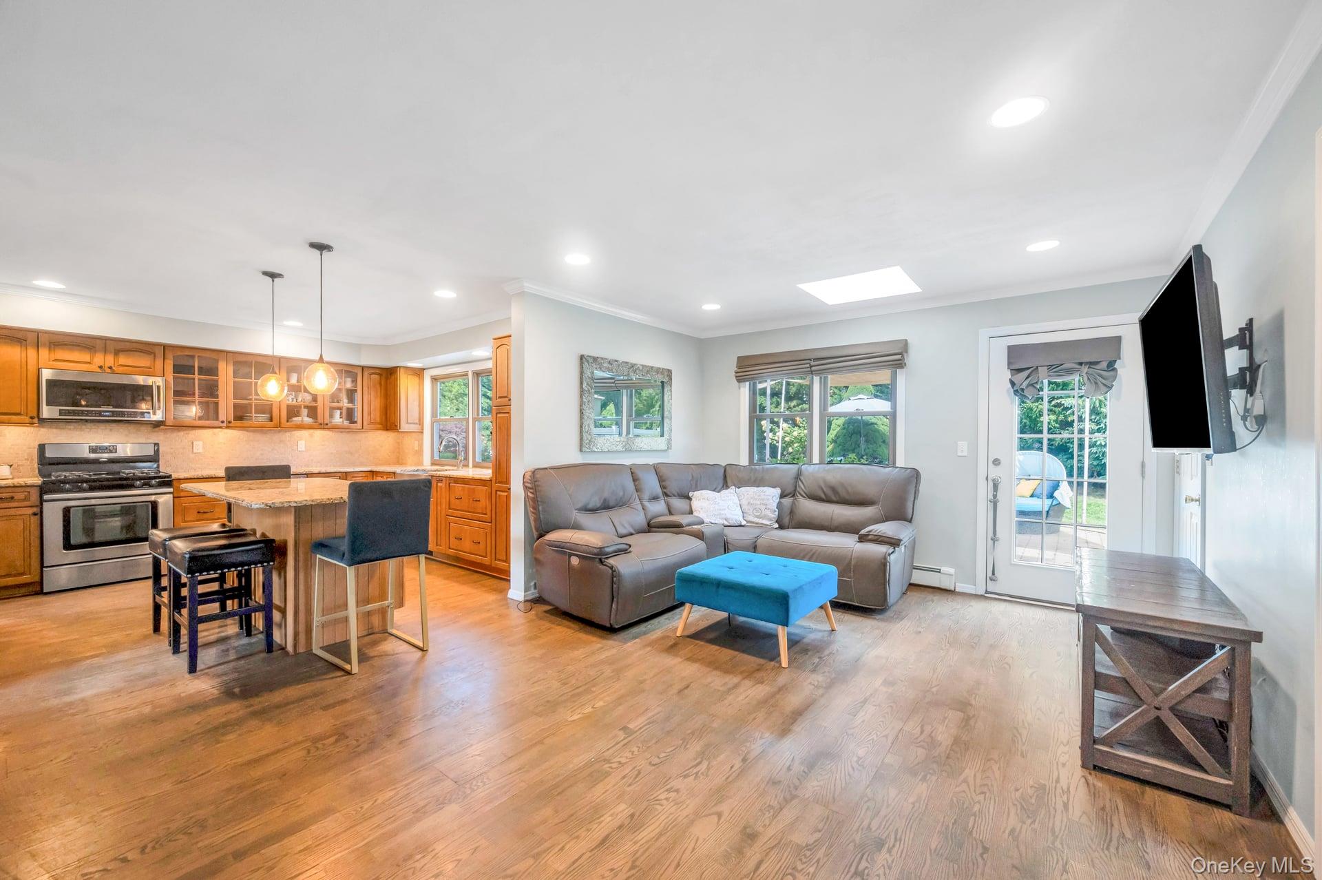 Port Jefferson Station, New York, 11776, United States, 4 Bedrooms Bedrooms, ,3 BathroomsBathrooms,Residential,For Sale,1941704