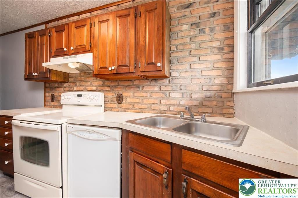 Palmer Twp, Pennsylvania, 18045, United States, 6 Bedrooms Bedrooms, ,2 BathroomsBathrooms,Residential,For Sale,1933685