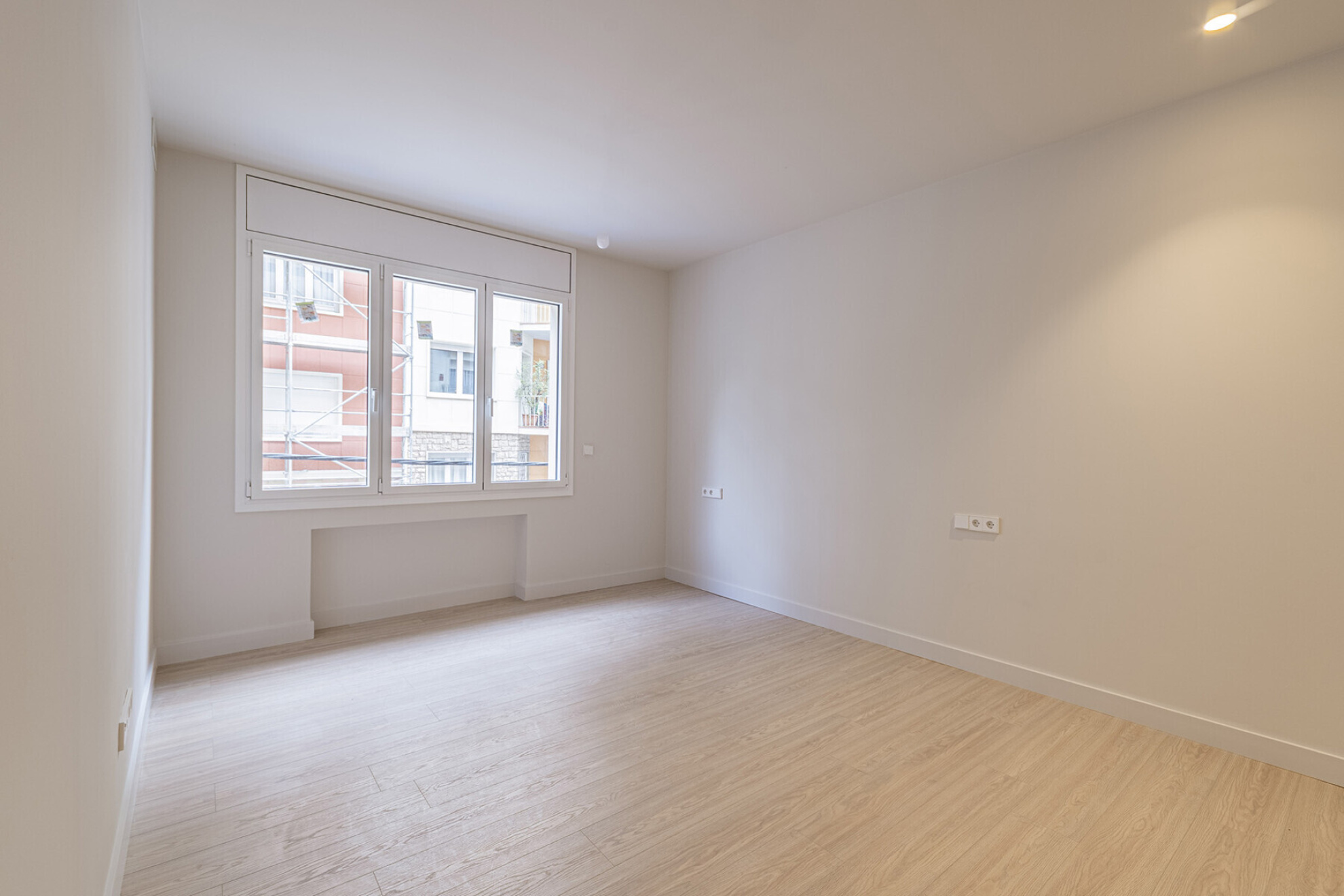  Fantastic renovated apartment with large garden at the living room level - 物件實景