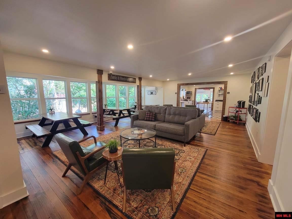 Cotter, Arkansas, 72626, United States, ,2 BathroomsBathrooms,Residential,For Sale,1924105