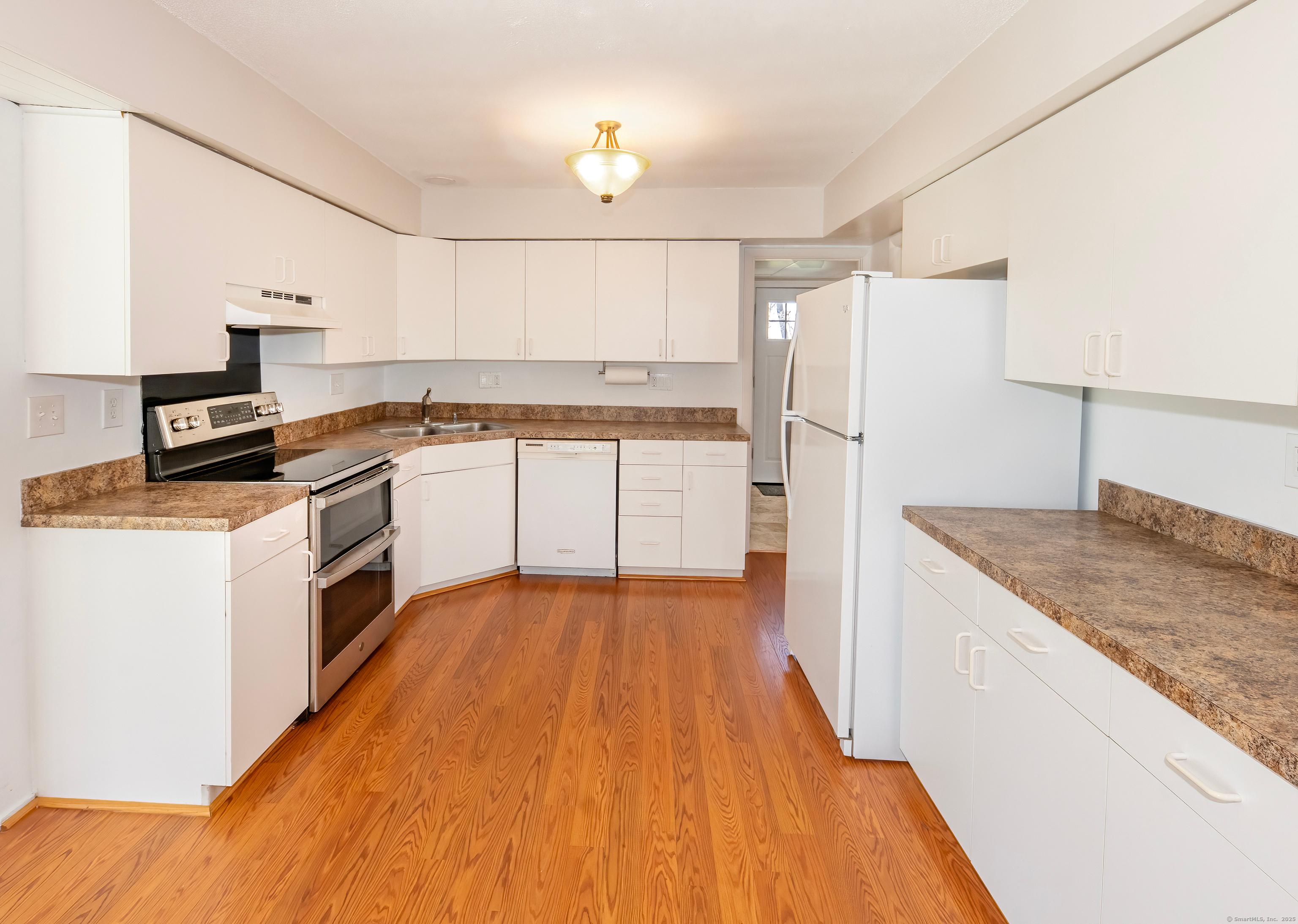 Guilford, Connecticut, 06437, United States, 3 Bedrooms Bedrooms, ,2 BathroomsBathrooms,Residential,For Sale,1935786