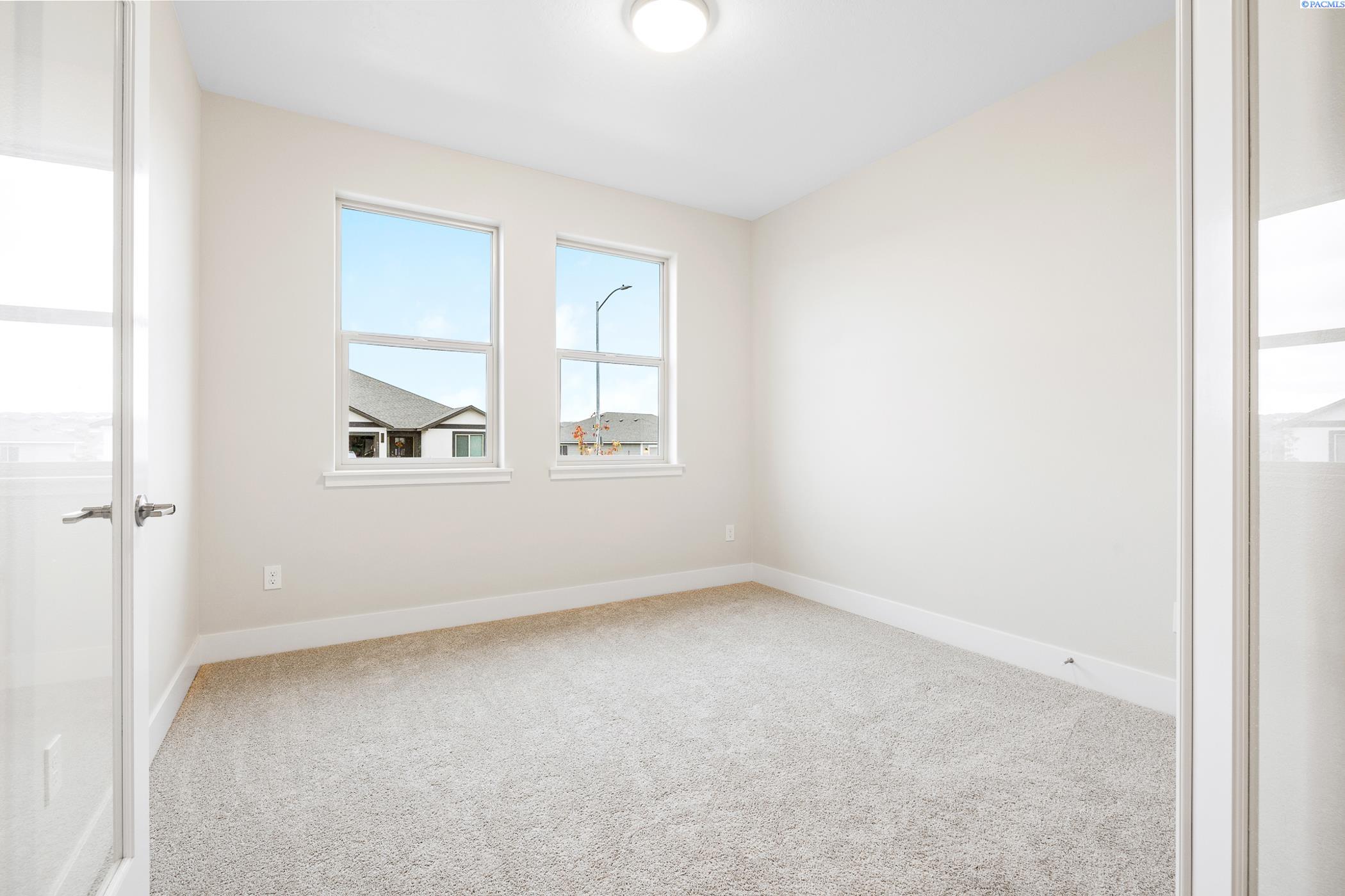 Kennewick, Washington, 99338, United States, 4 Bedrooms Bedrooms, ,2 BathroomsBathrooms,Residential,For Sale,1987872