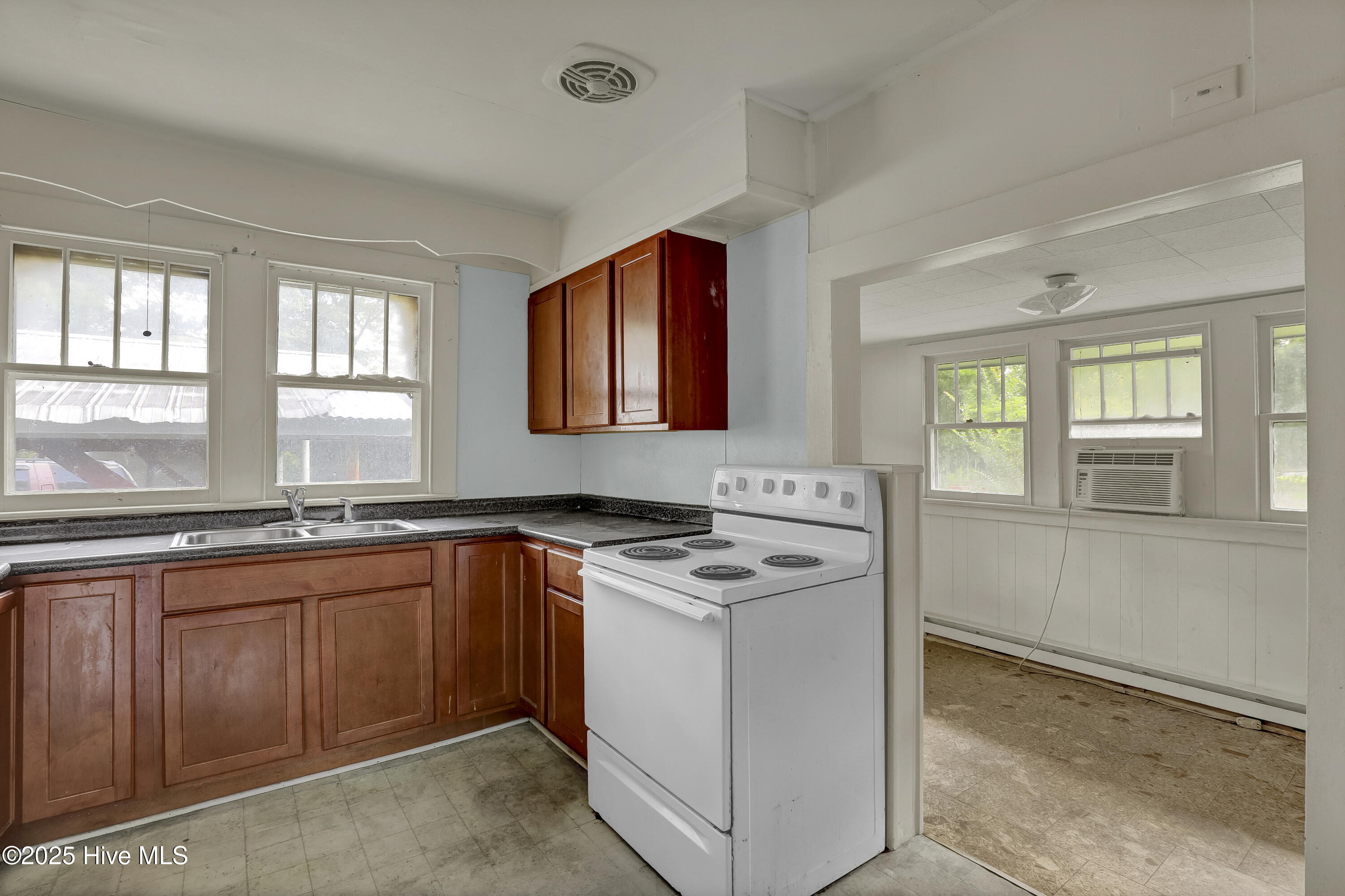 Wilmington, North Carolina, 28405, United States, 3 Bedrooms Bedrooms, ,1 BathroomBathrooms,Residential,For Sale,1866331