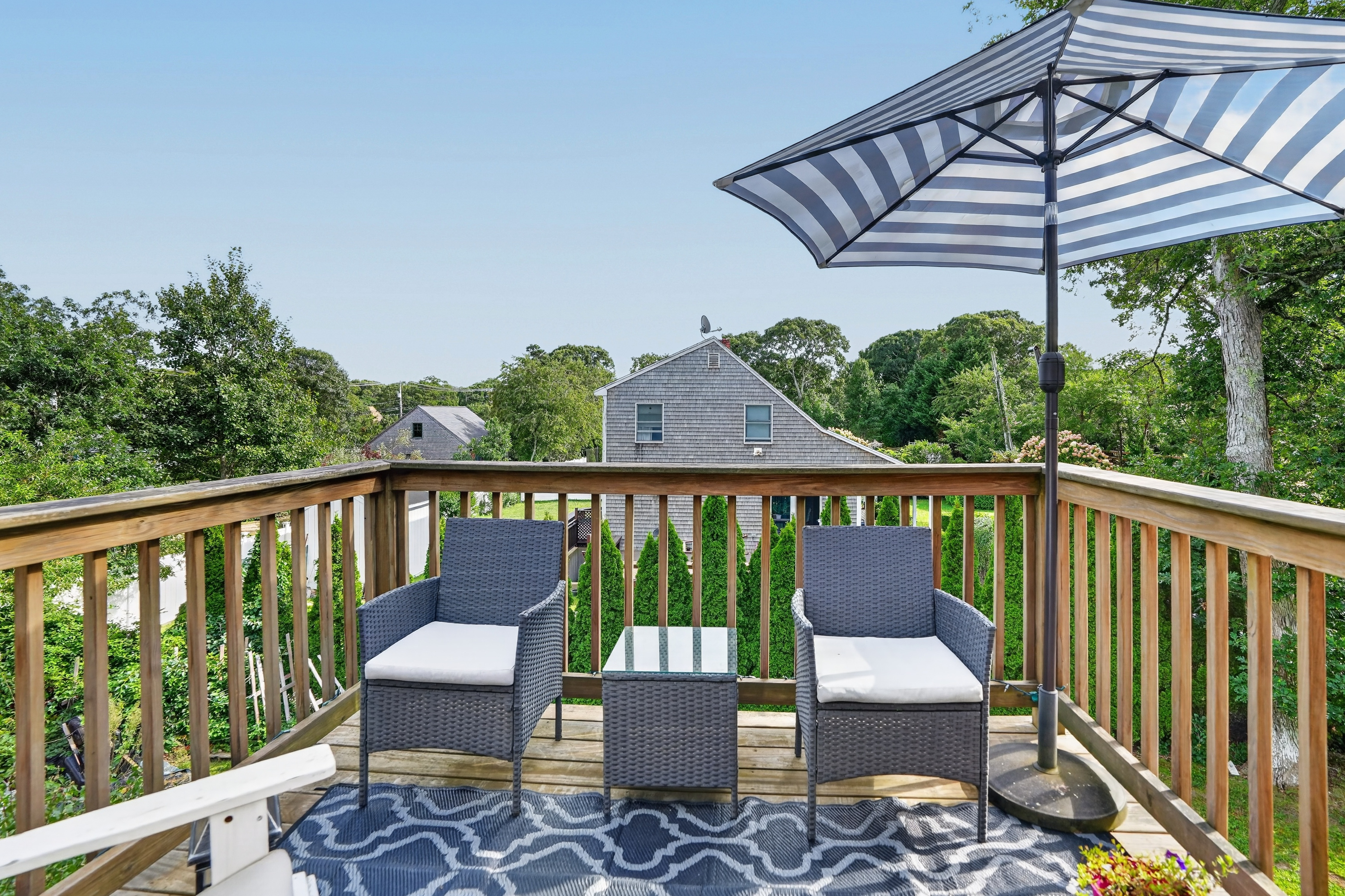  Expanded Cape-Style Home in Oak Bluffs - 物件實景