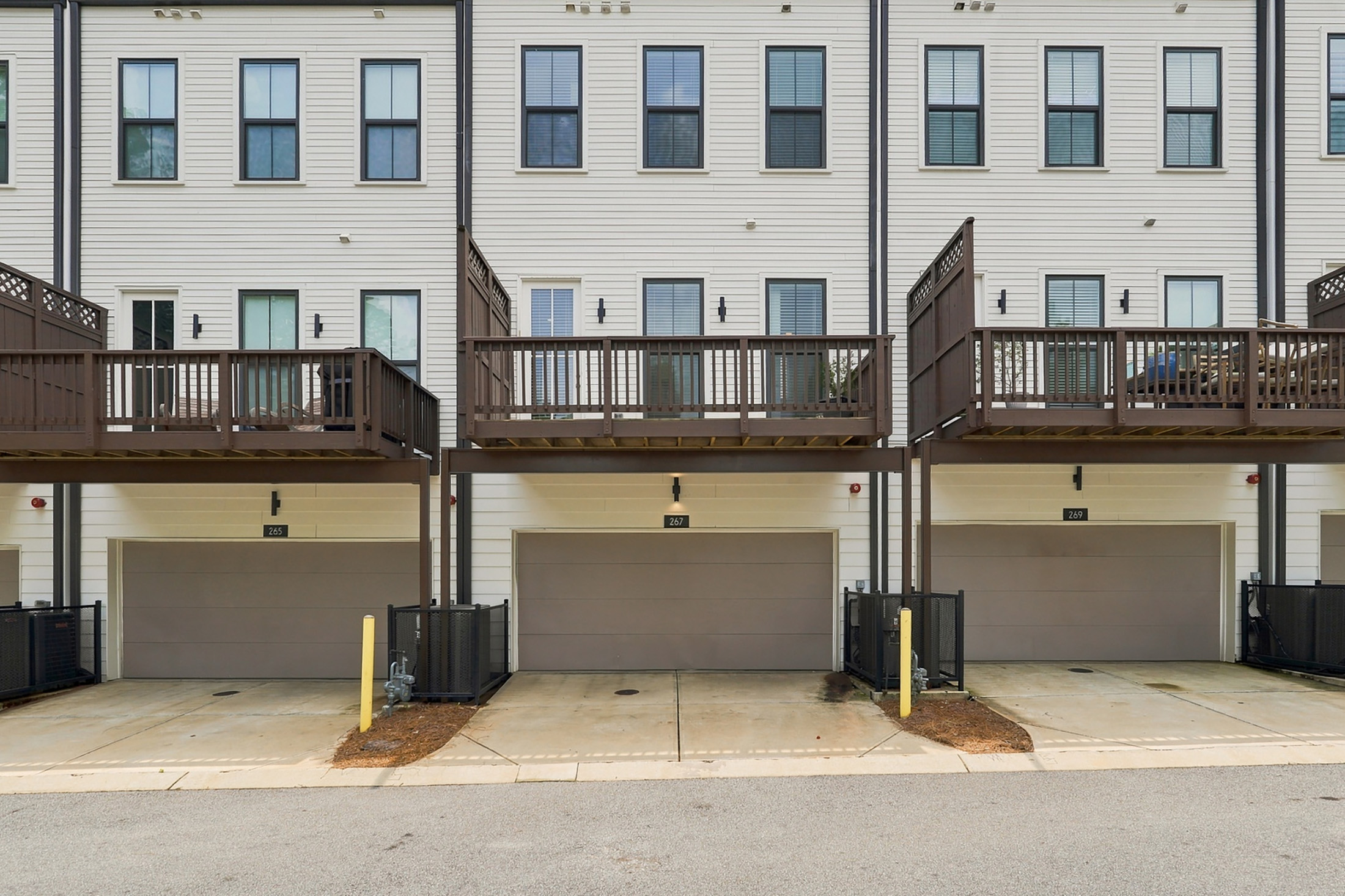  Charming Townhome Designed for Modern Living and Ultimate Functionality - 物件實景