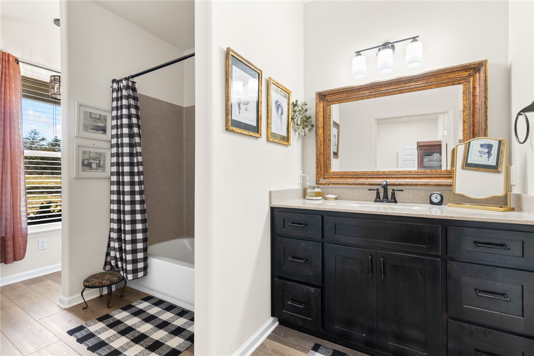 Yellville, Arkansas, 72687, United States, 2 Bedrooms Bedrooms, ,3 BathroomsBathrooms,Residential,For Sale,1970032