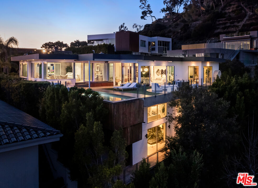 Los Angeles, California, 90069, United States, 4 Bedrooms Bedrooms, ,4 BathroomsBathrooms,Residential,For Sale,1766508