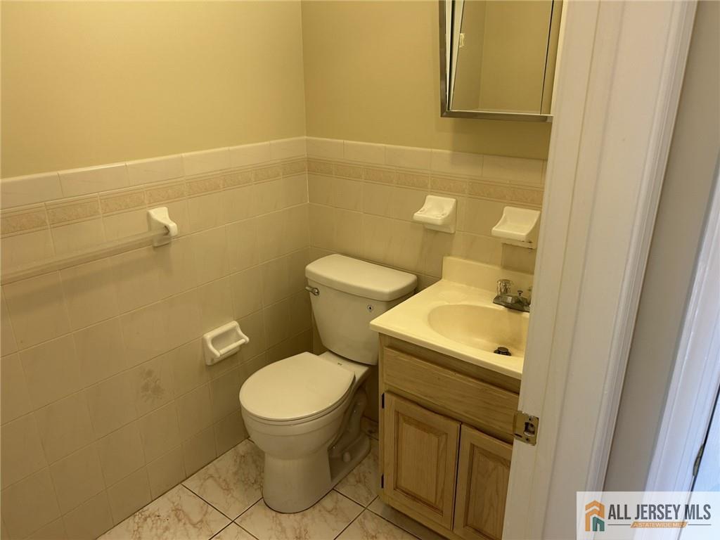 Newark, New Jersey, 07105, United States, 2 Bedrooms Bedrooms, ,3 BathroomsBathrooms,Residential,For Sale,2003519