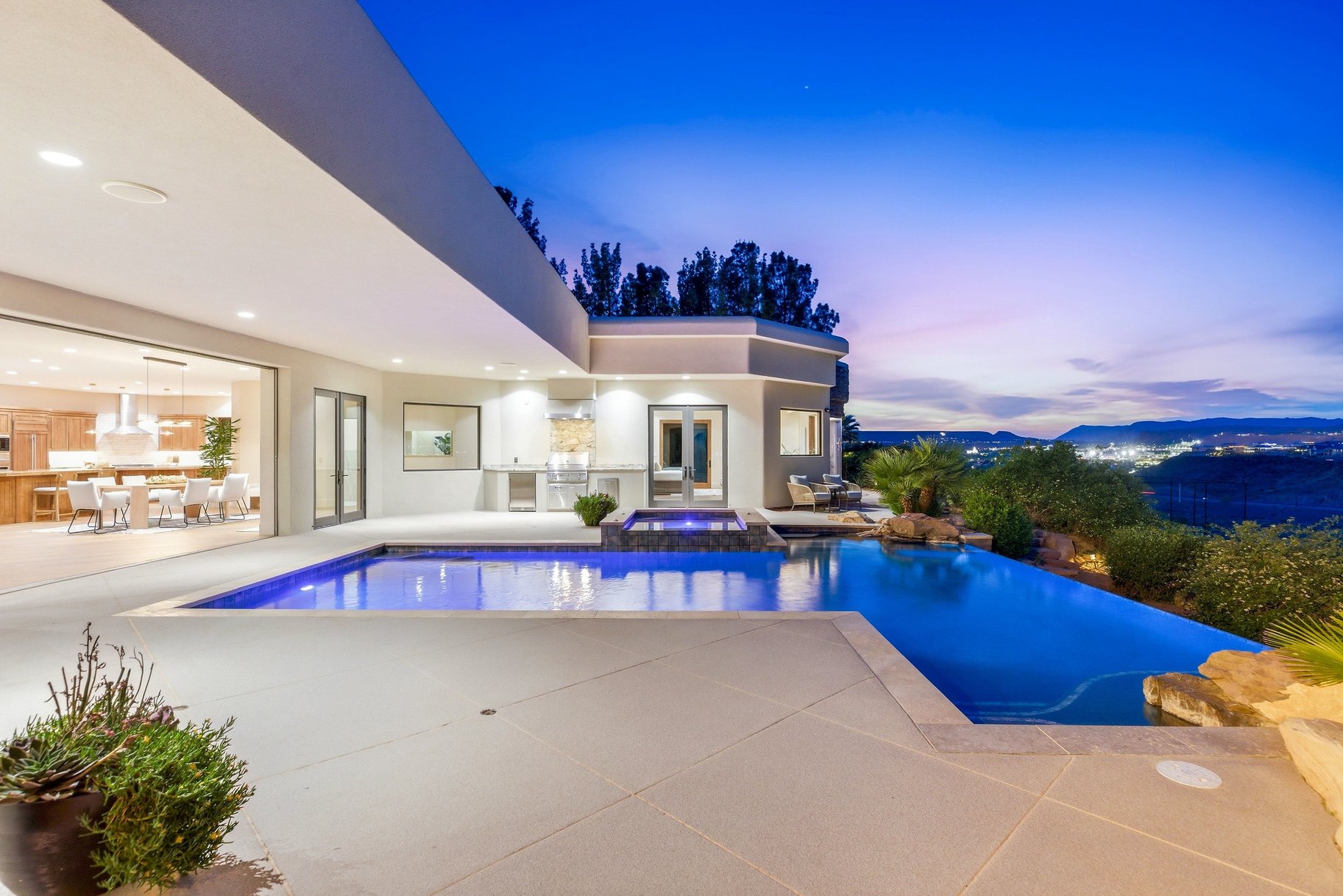  On The edge Of Stone Cliff With Sweeping Stunning City And Mountain Views - 物件實景