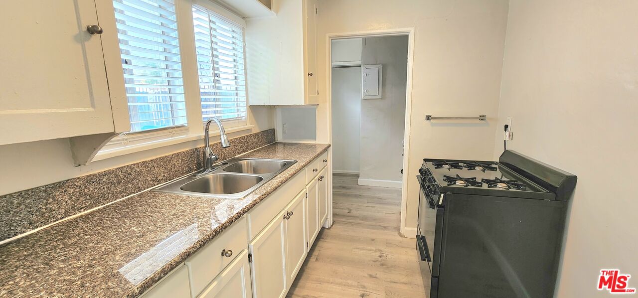 Los Angeles, California, 90003, United States, 9 Bedrooms Bedrooms, ,Residential,For Sale,1940130