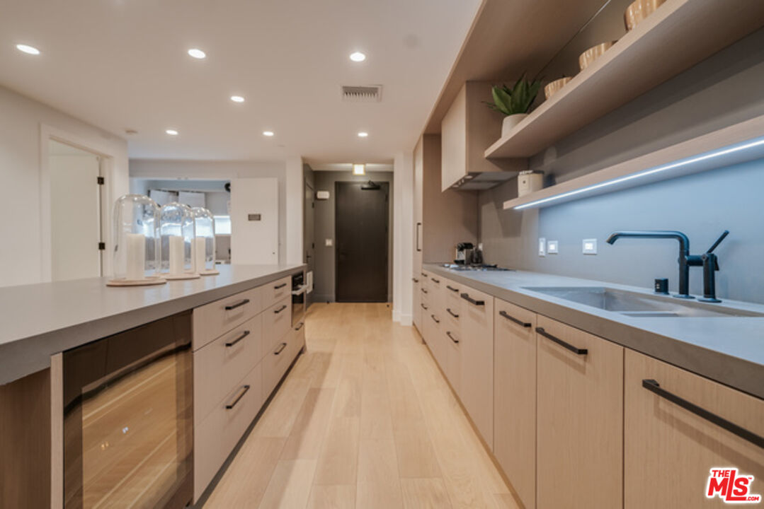 Los Angeles, California, 90024, United States, 2 Bedrooms Bedrooms, ,2 BathroomsBathrooms,Residential,For Sale,1940220