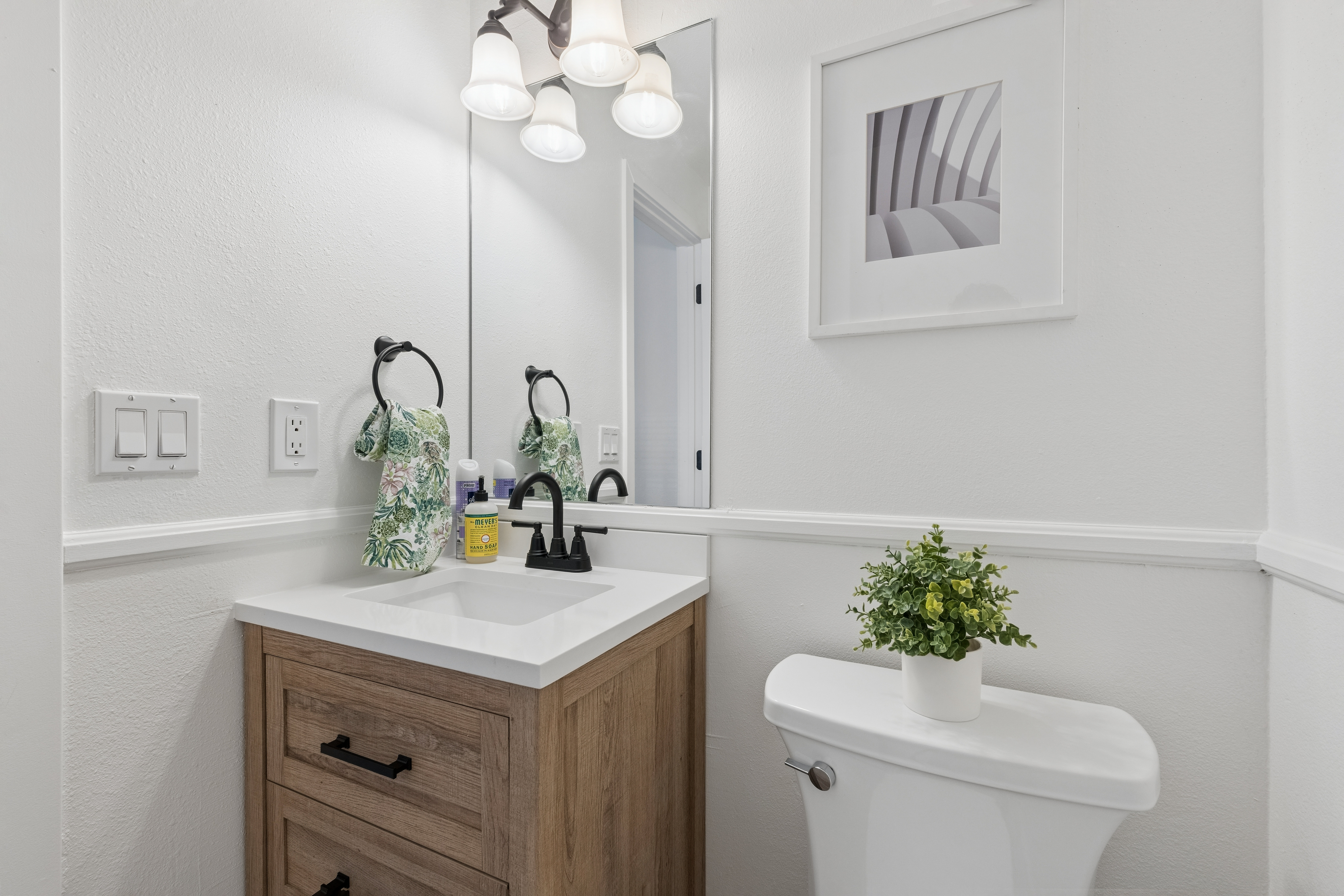  Completely reimagined, refreshed, and ready, this charming home on quiet street - 物件實景