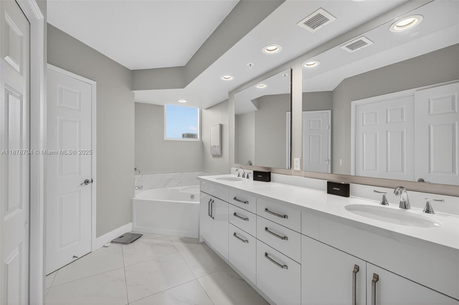 Aventura, Florida, 33180, United States, 2 Bedrooms Bedrooms, ,3 BathroomsBathrooms,Residential,For Sale,1947982