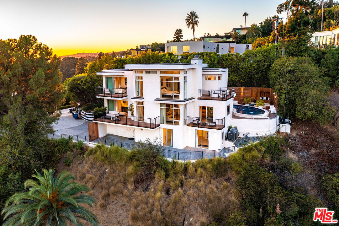 Los Angeles, California, 90069, United States, 4 Bedrooms Bedrooms, ,5 BathroomsBathrooms,Residential,For Sale,1759770