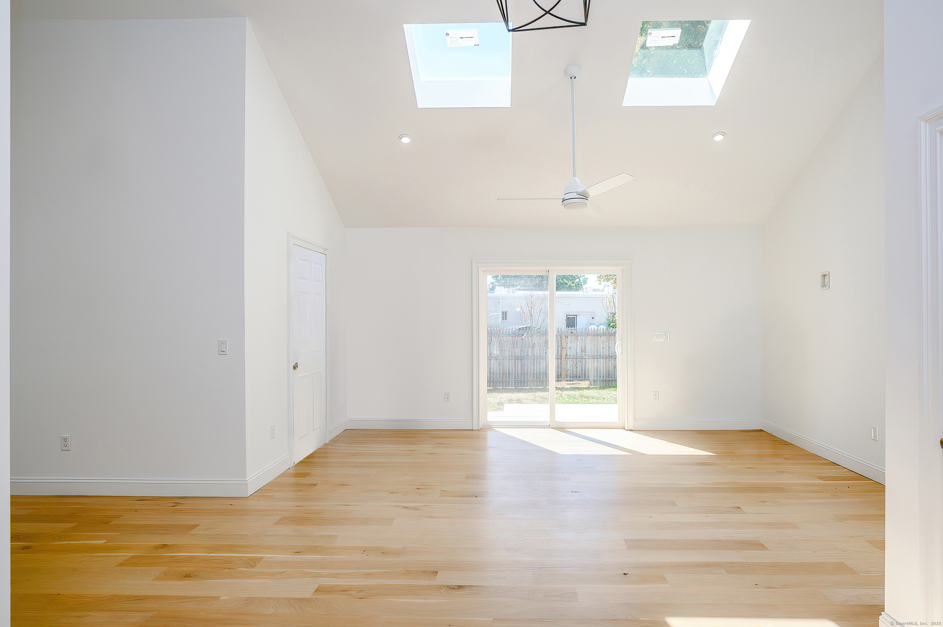 East Lyme, Connecticut, 06357, United States, 2 Bedrooms Bedrooms, ,3 BathroomsBathrooms,Residential,For Sale,1933174