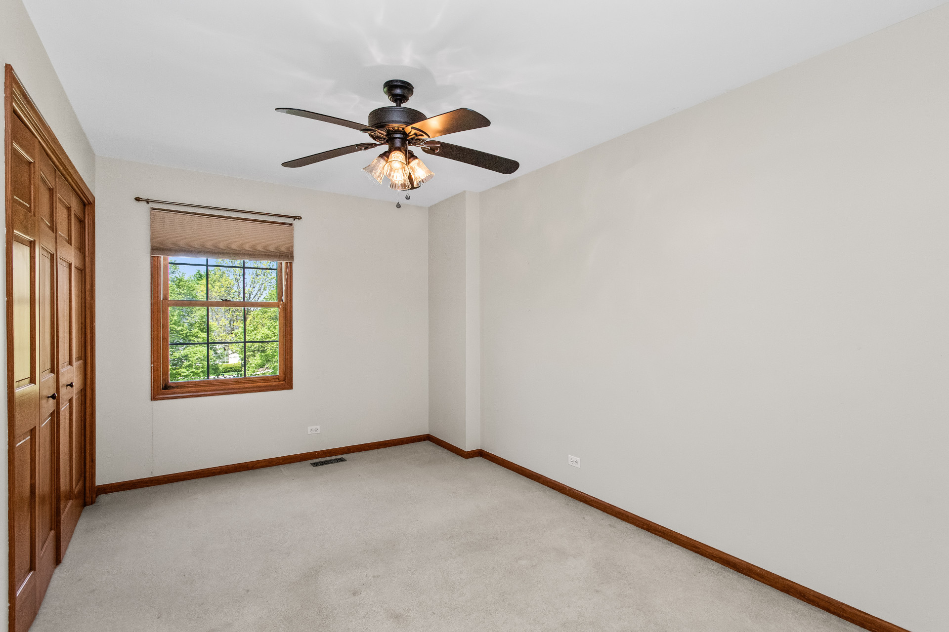  Stunning Corner Lot Brick and Cedar Georgian Estate - 物件實景