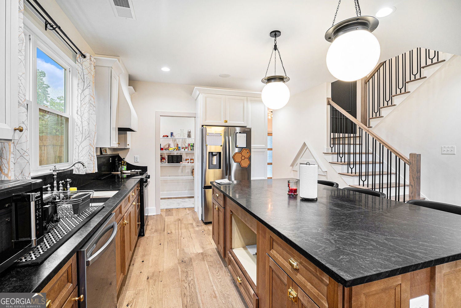 Marietta, Georgia, 30060, United States, 4 Bedrooms Bedrooms, ,4 BathroomsBathrooms,Residential,For Sale,1973518