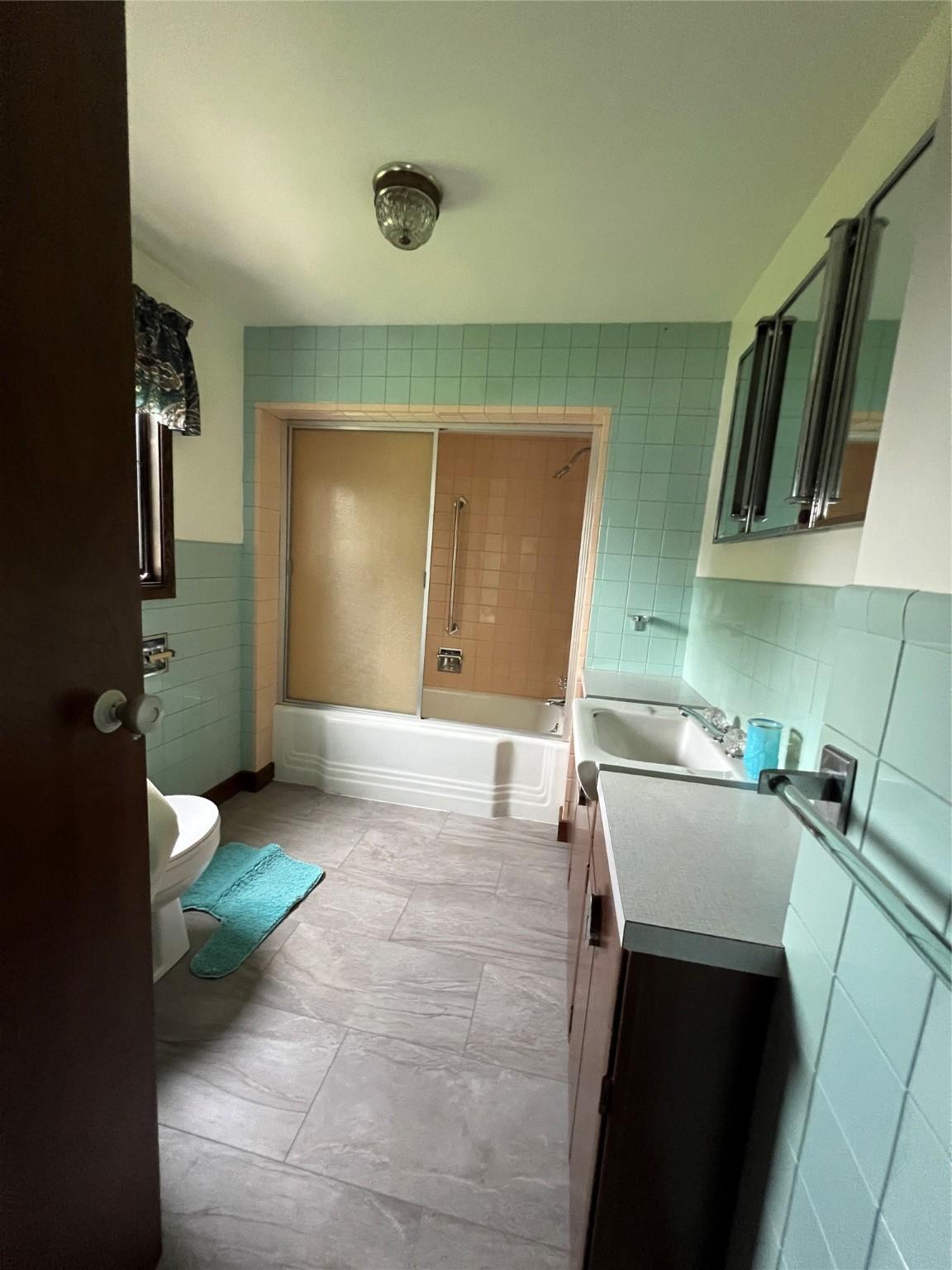 Pella, Iowa, 50219, United States, 3 Bedrooms Bedrooms, ,4 BathroomsBathrooms,Residential,For Sale,1879100