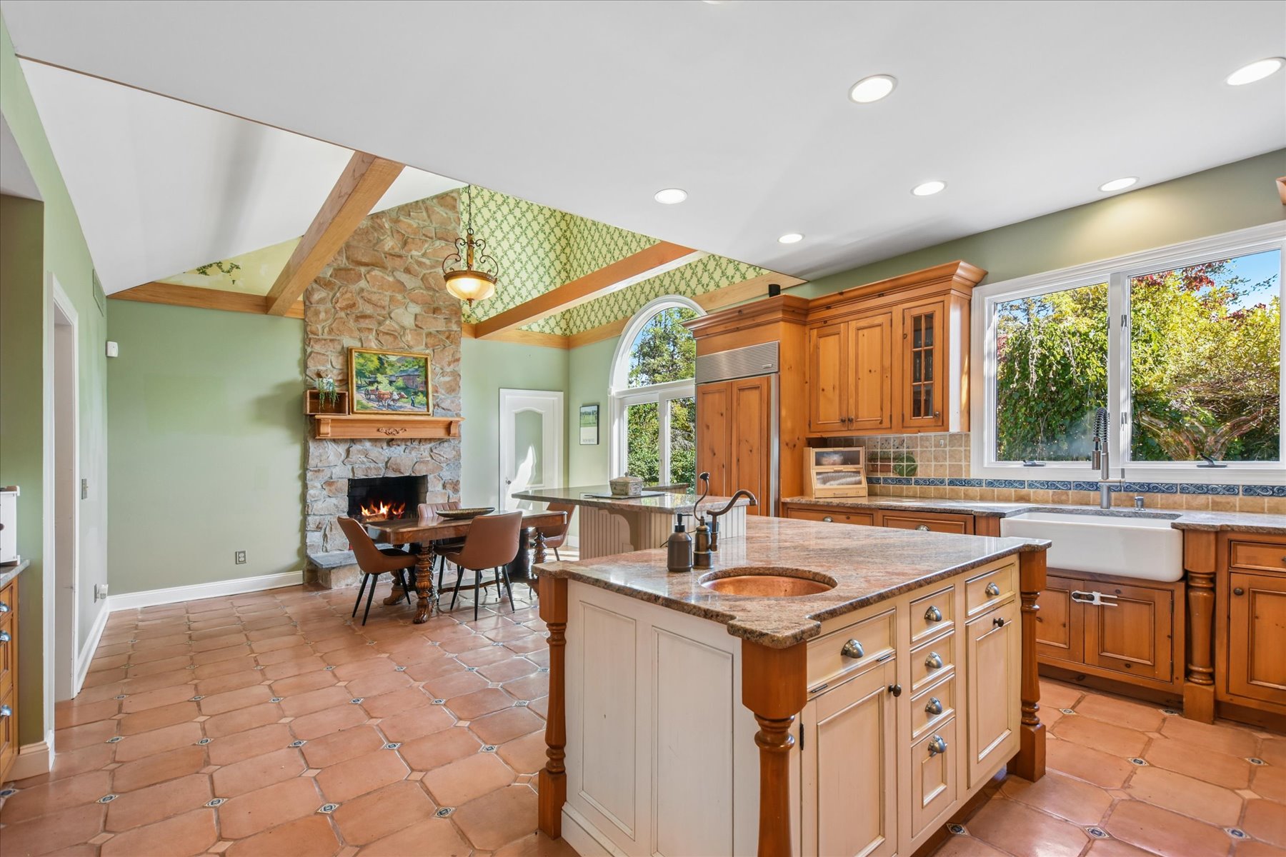  Distinctive Colonial Home Located in Well-Established Neighborhood - 物件實景