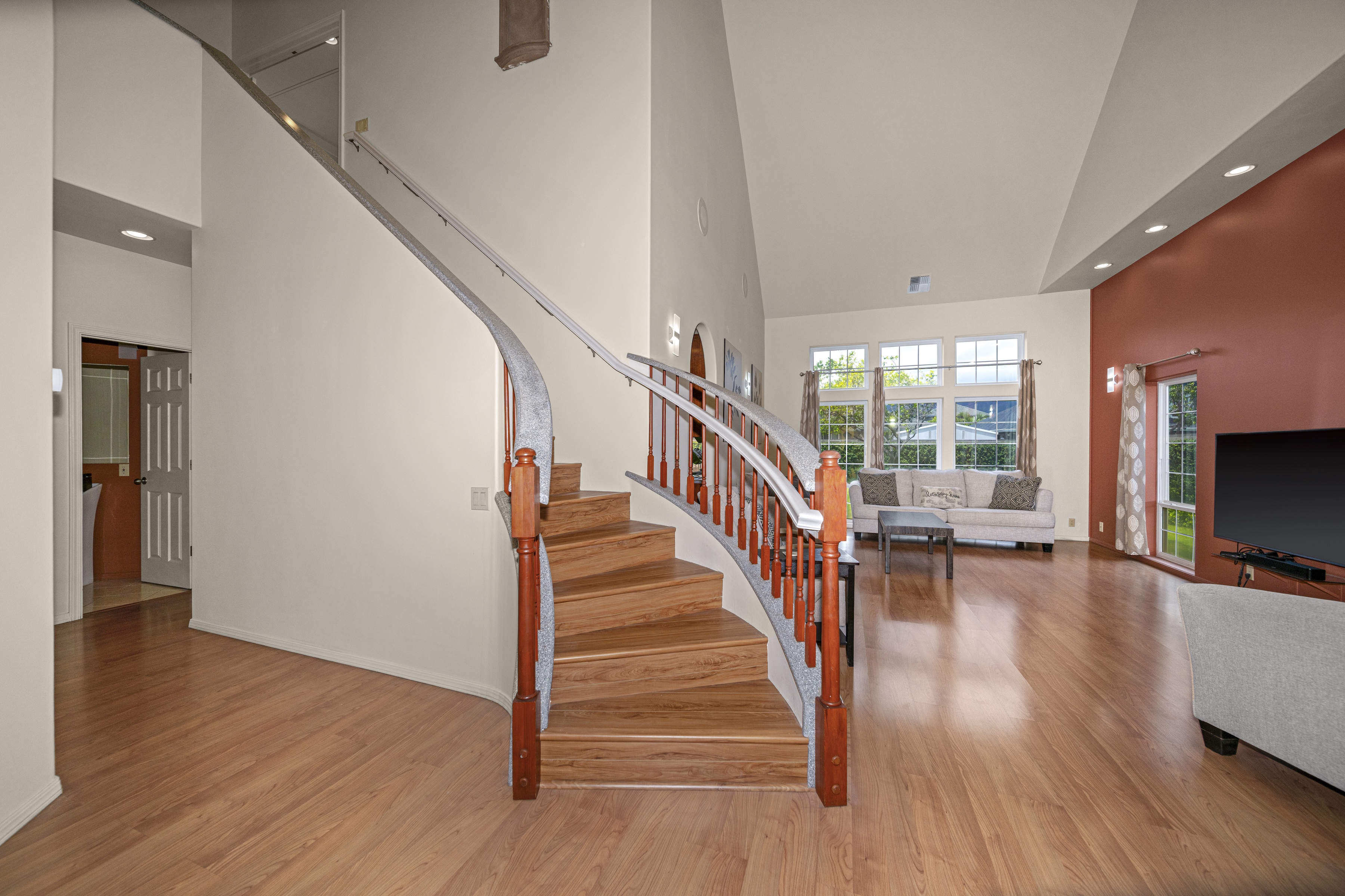  Pride of ownership explains this 4 bedroom 2.5 bath home & backyard - 物件實景