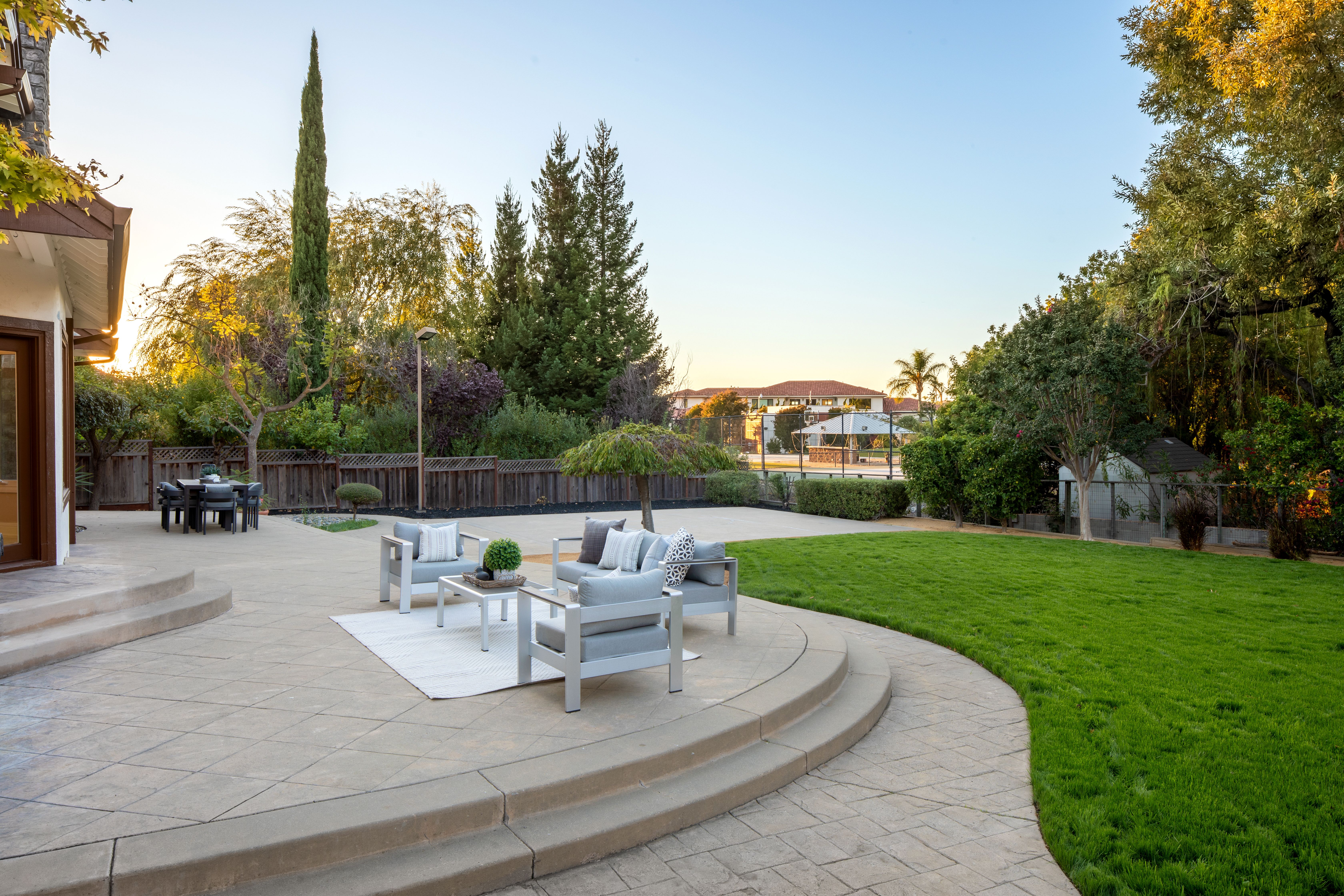  Grand Tudor Estate Offering Luxury Living in Gated Vineyard Heights - 物件實景