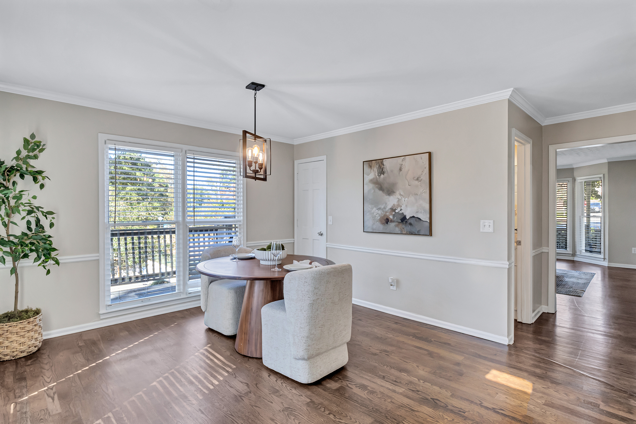  Classic Southern Charm and a Welcoming Wraparound Porch - 物件實景