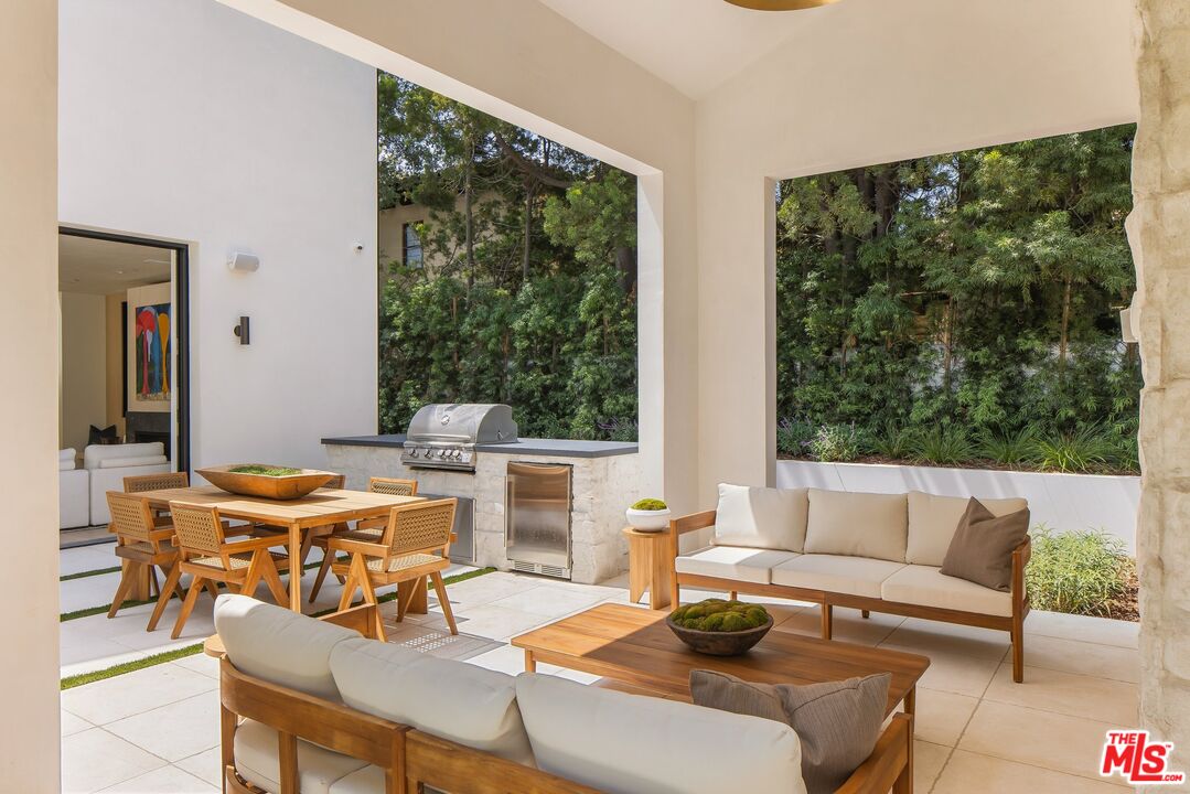 Los Angeles, California, 90049, United States, 5 Bedrooms Bedrooms, ,3 BathroomsBathrooms,Residential,For Sale,1839044